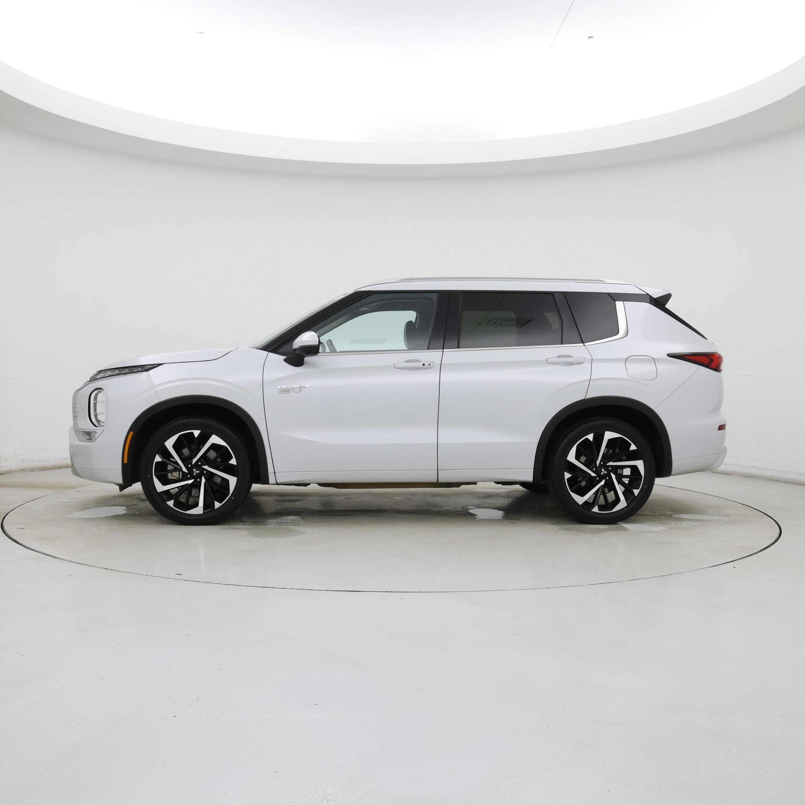 Thumbnail: 2023 Mitsubishi Outlander - 3