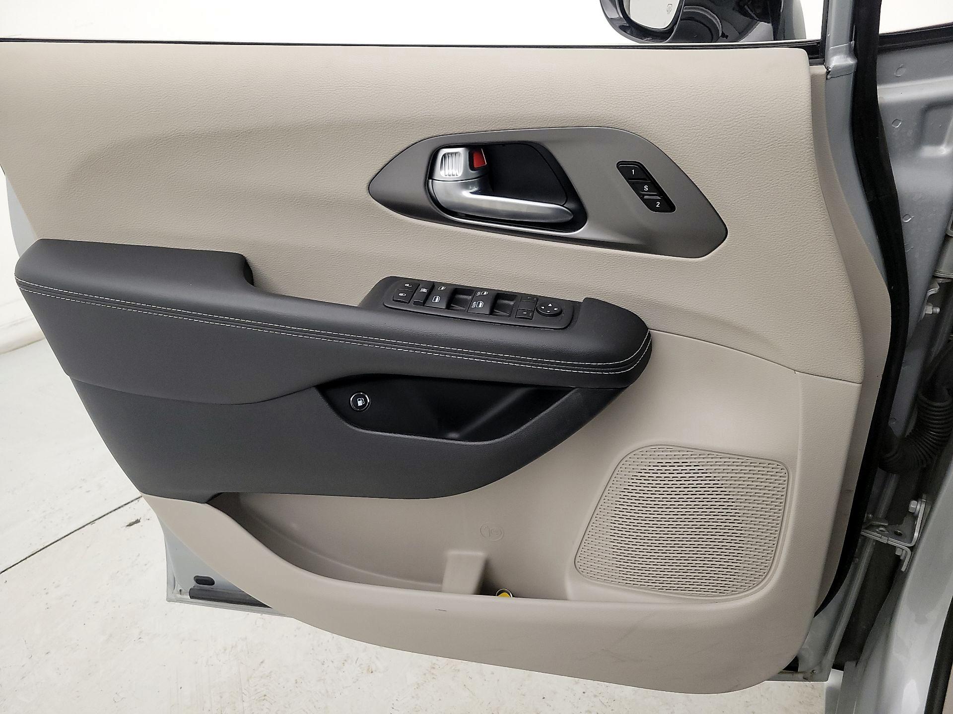 Thumbnail: 2024 Chrysler Pacifica - 12