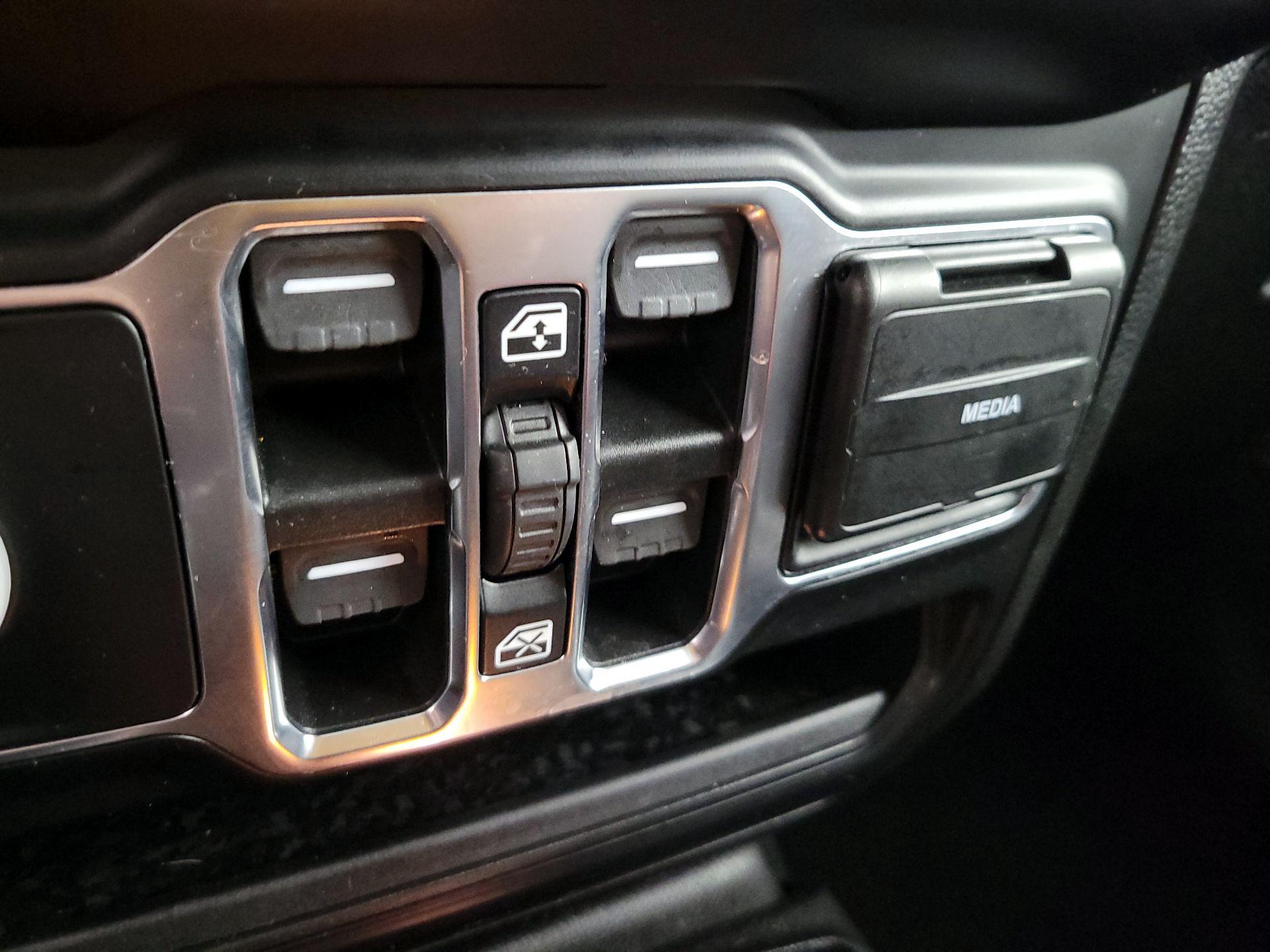 Thumbnail: 2021 Jeep Gladiator - 19