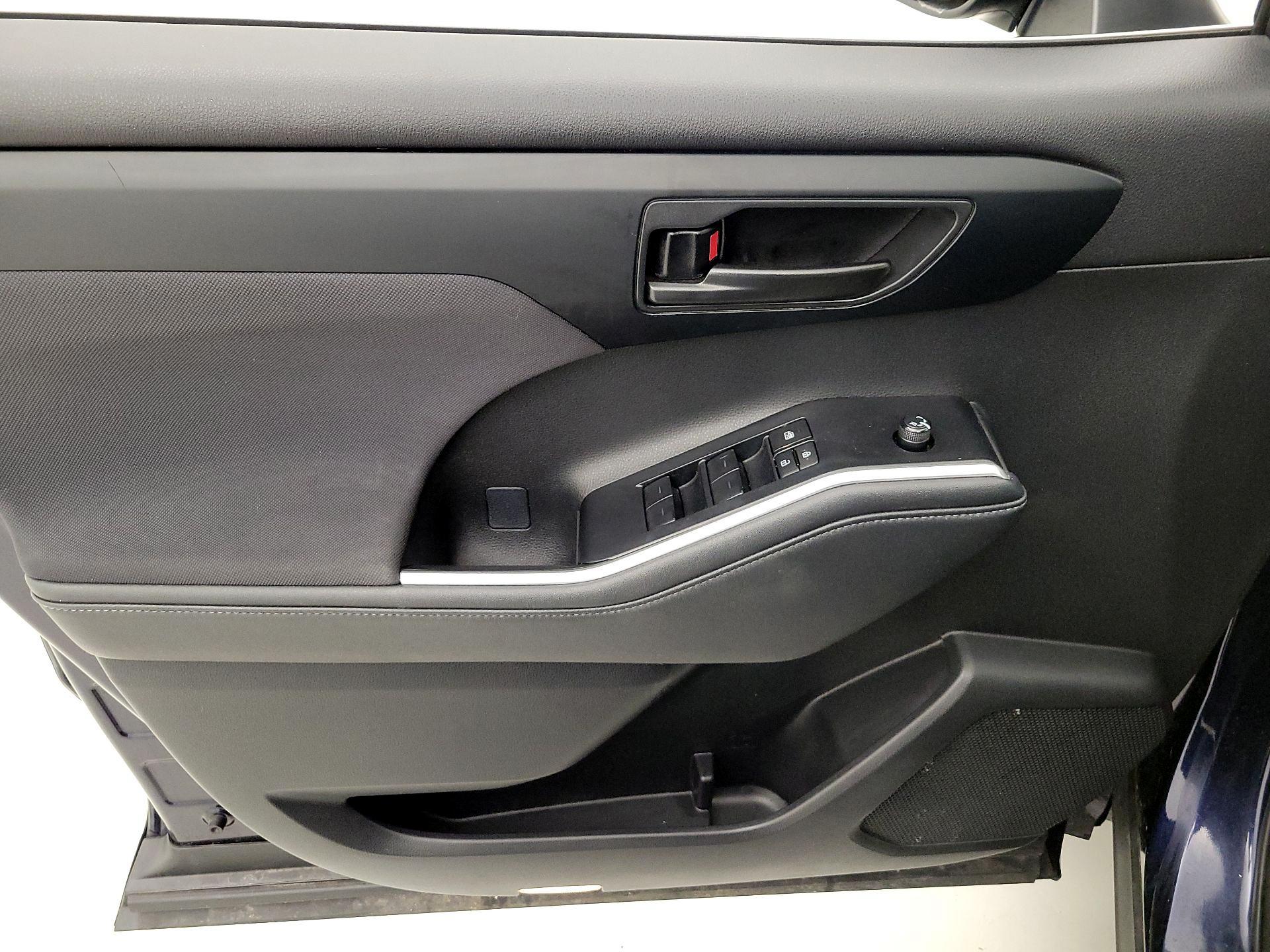 Thumbnail: 2023 Toyota Highlander - 12