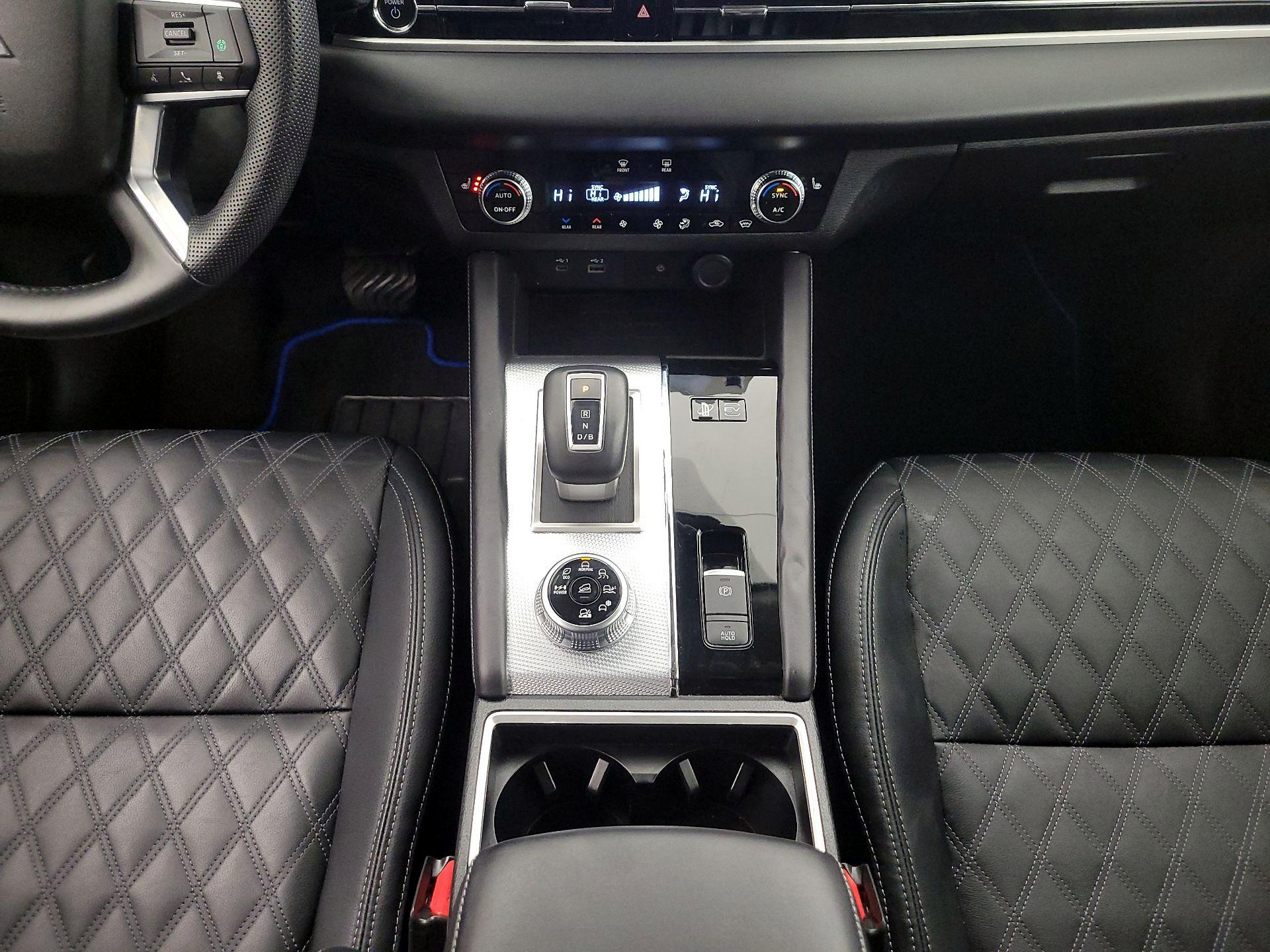 Thumbnail: 2023 Mitsubishi Outlander - 18