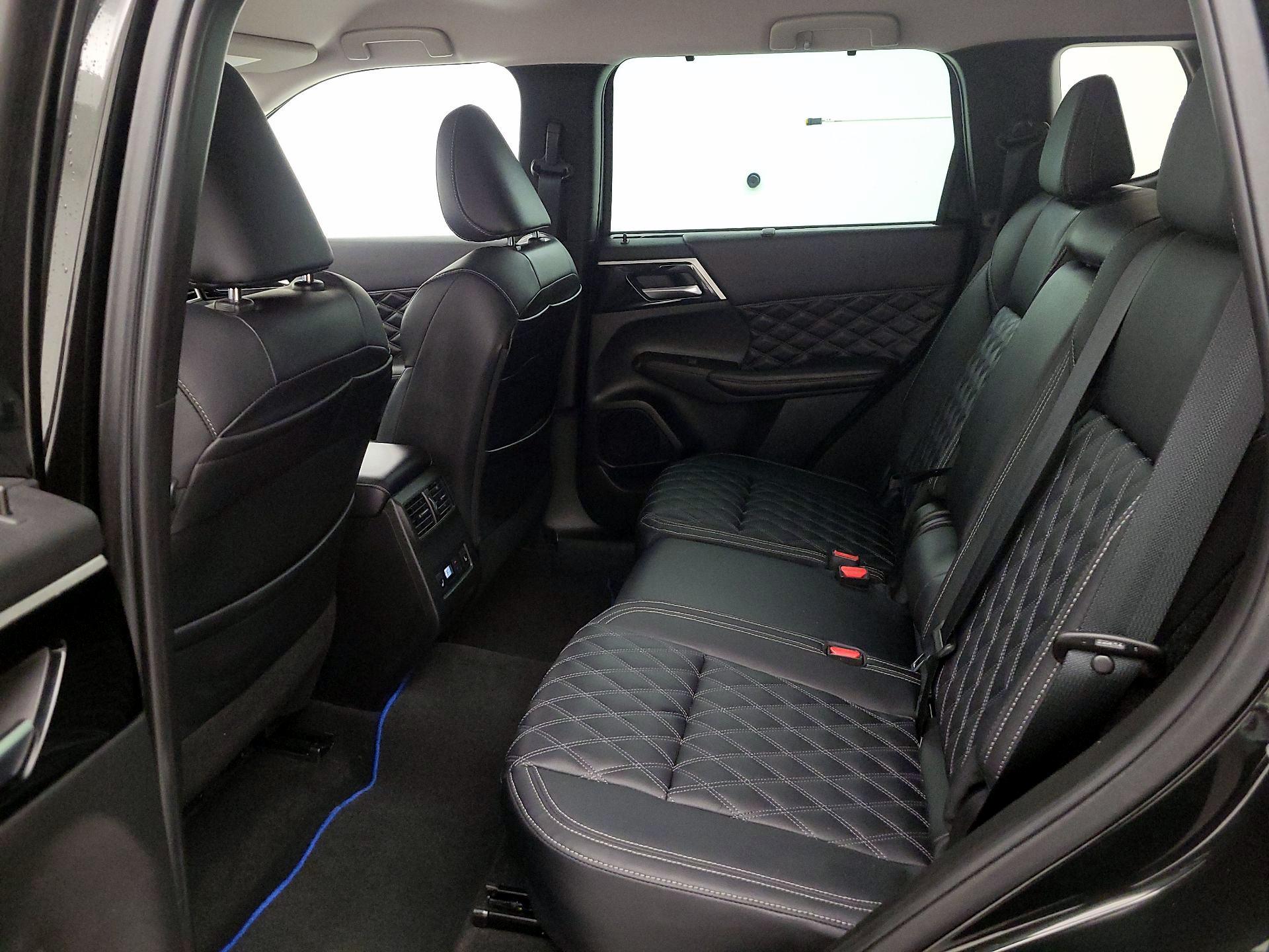 Thumbnail: 2023 Mitsubishi Outlander - 20