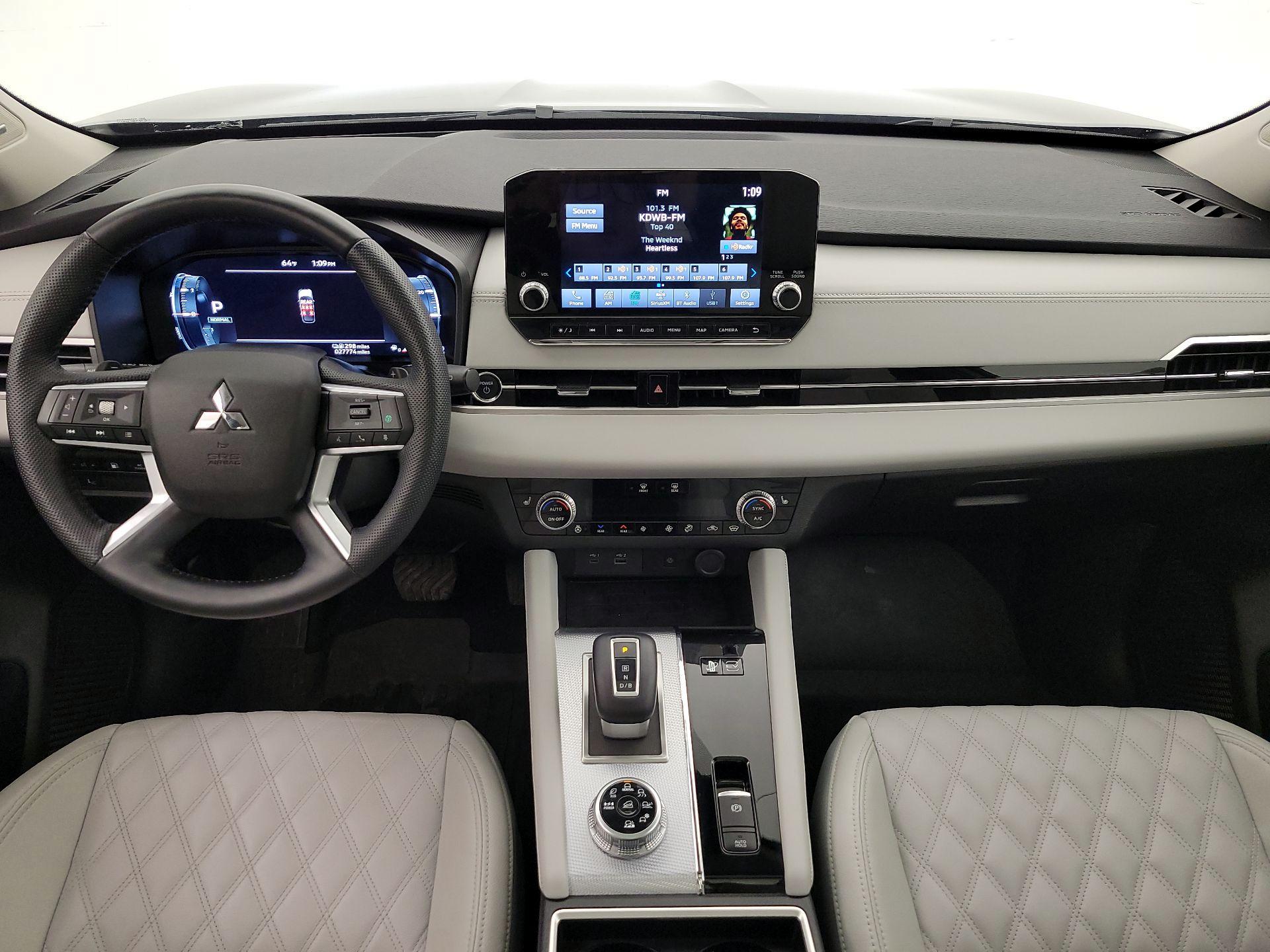 Thumbnail: 2023 Mitsubishi Outlander - 9