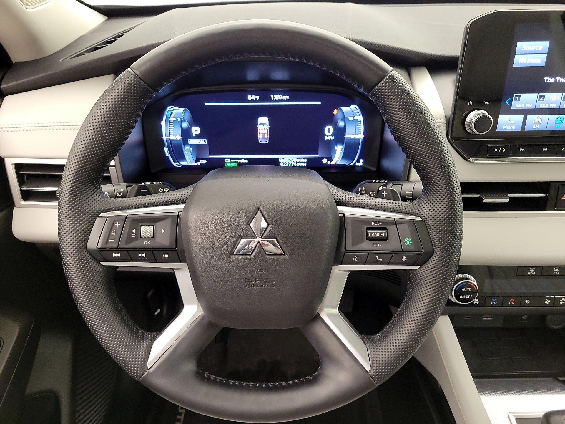 Thumbnail: 2023 Mitsubishi Outlander - 10