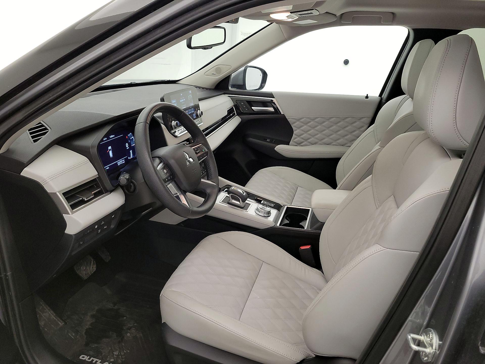 Thumbnail: 2023 Mitsubishi Outlander - 11