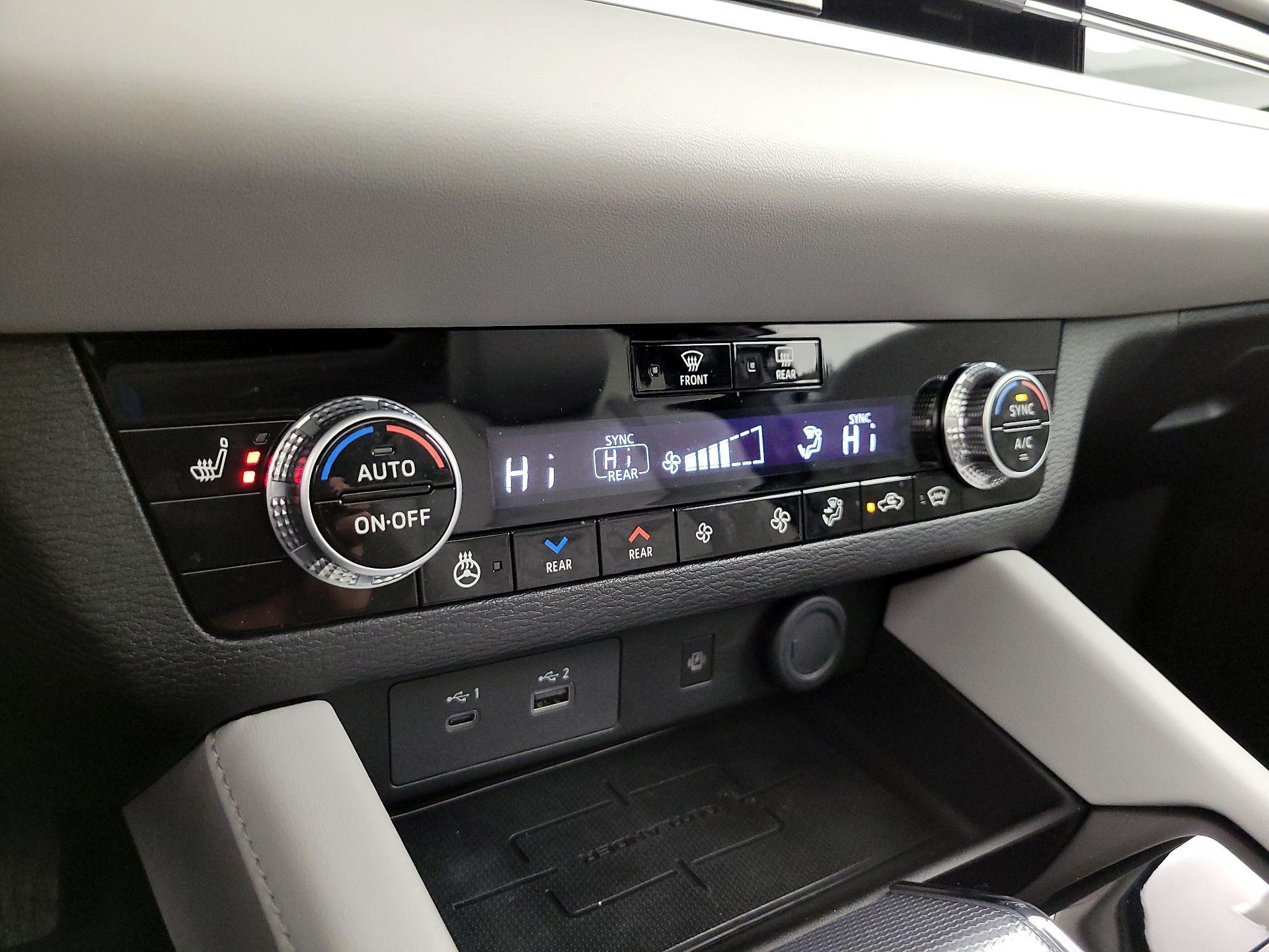 Thumbnail: 2023 Mitsubishi Outlander - 17