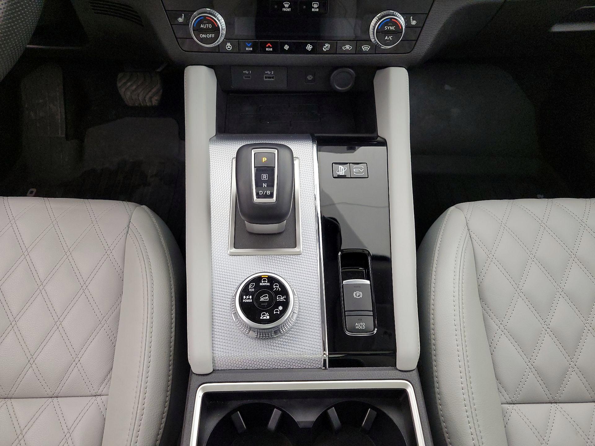 Thumbnail: 2023 Mitsubishi Outlander - 18