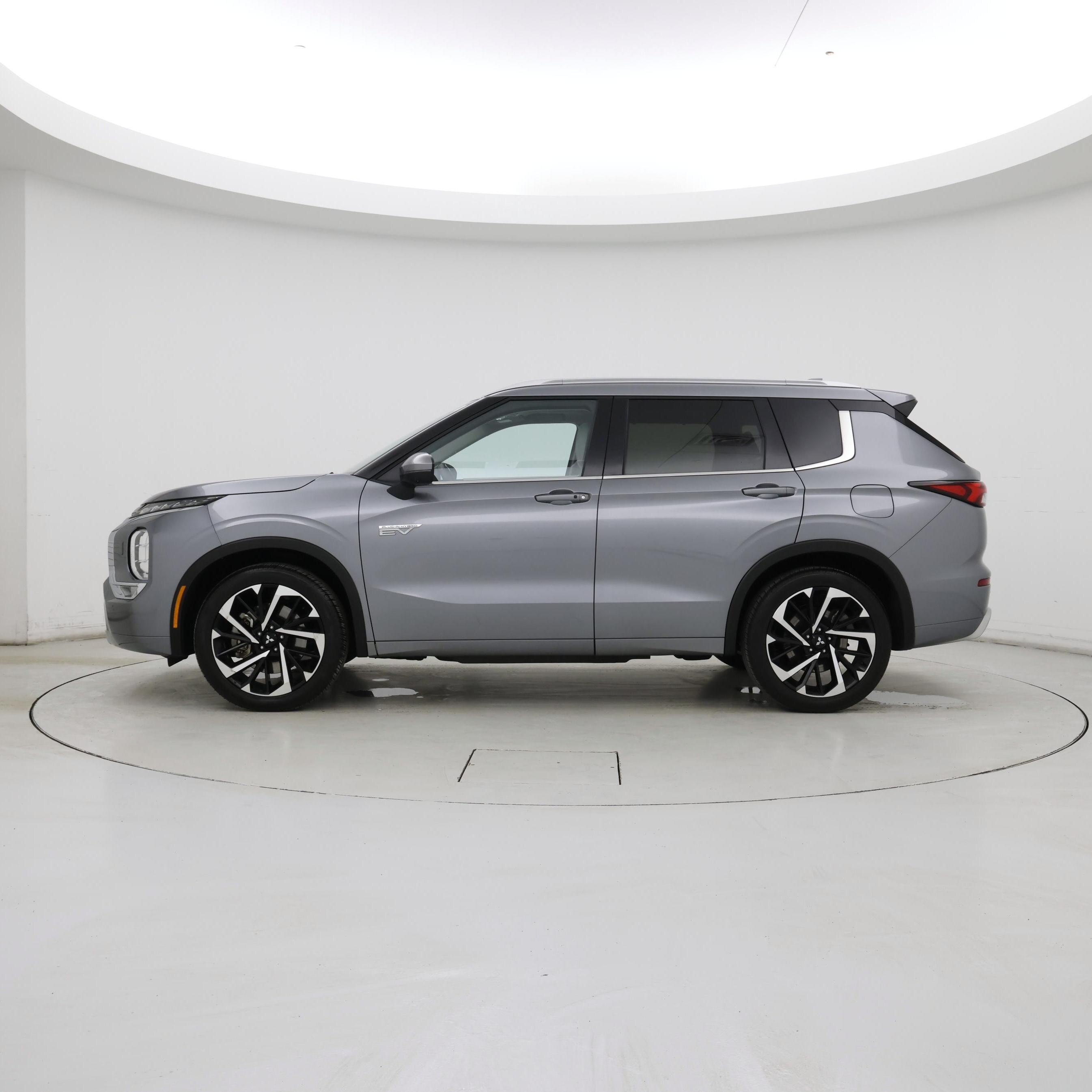 Thumbnail: 2023 Mitsubishi Outlander - 3