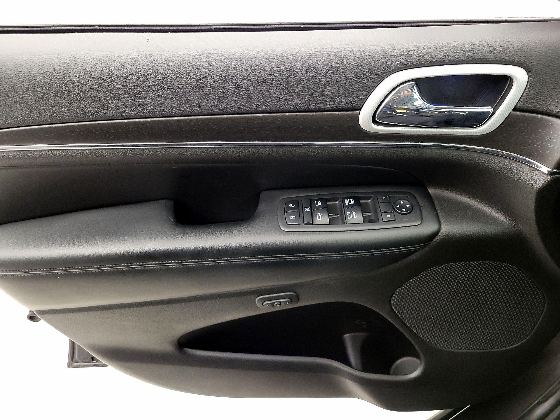 Thumbnail: 2018 Jeep Grand Cherokee - 12