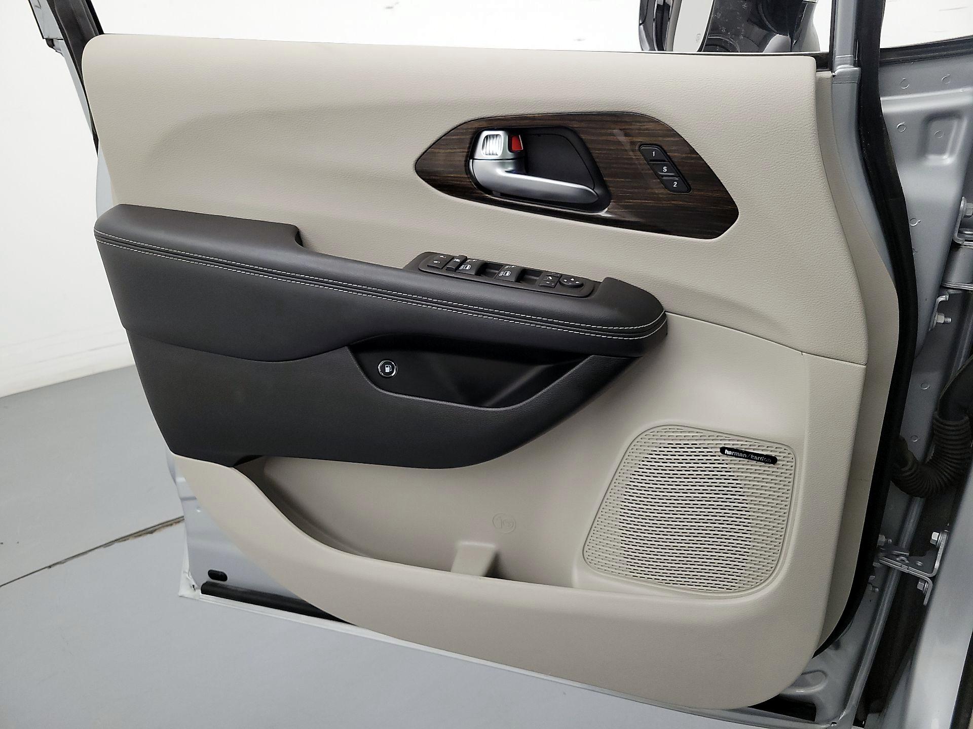 Thumbnail: 2023 Chrysler Pacifica - 12