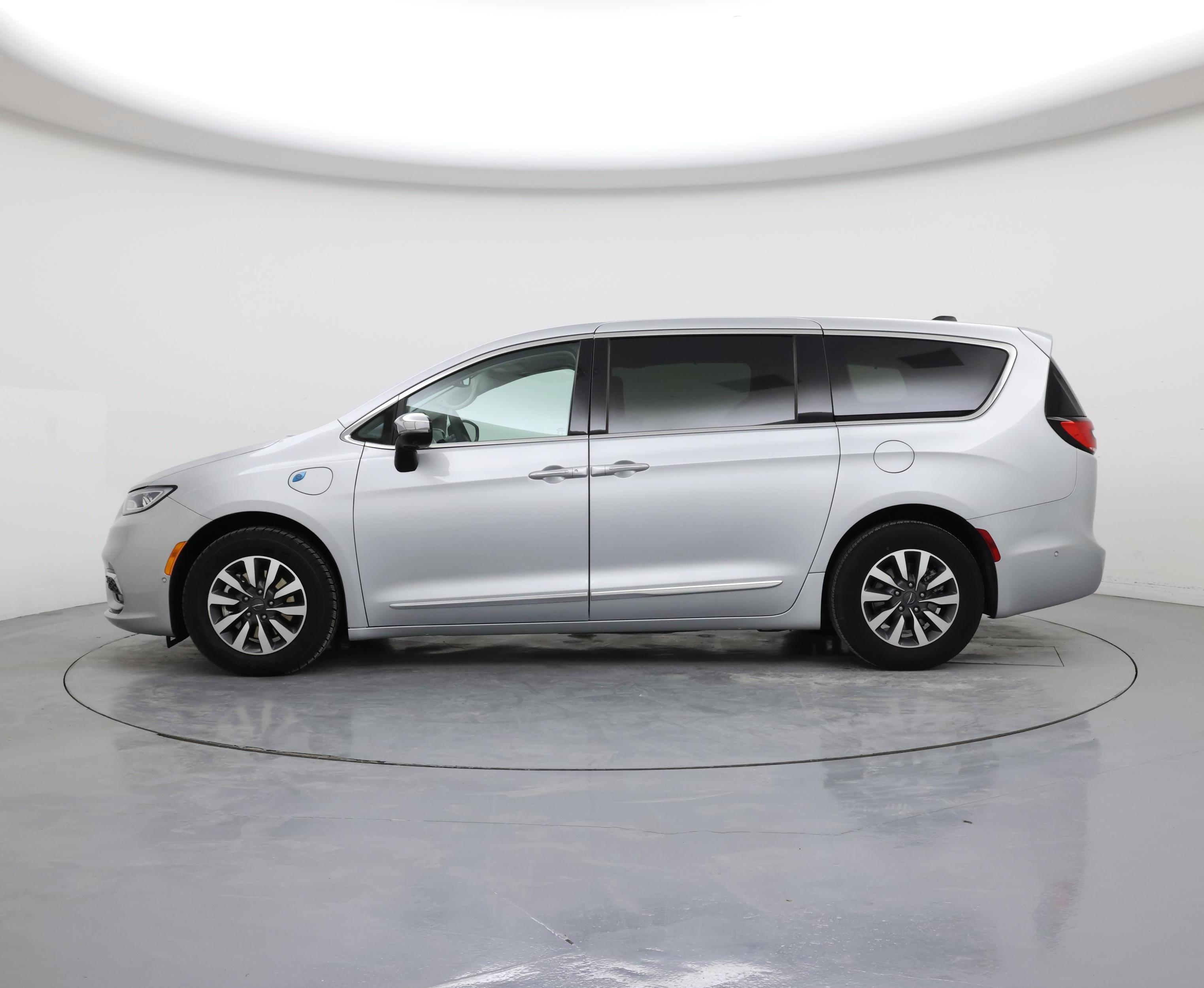 Thumbnail: 2023 Chrysler Pacifica - 3