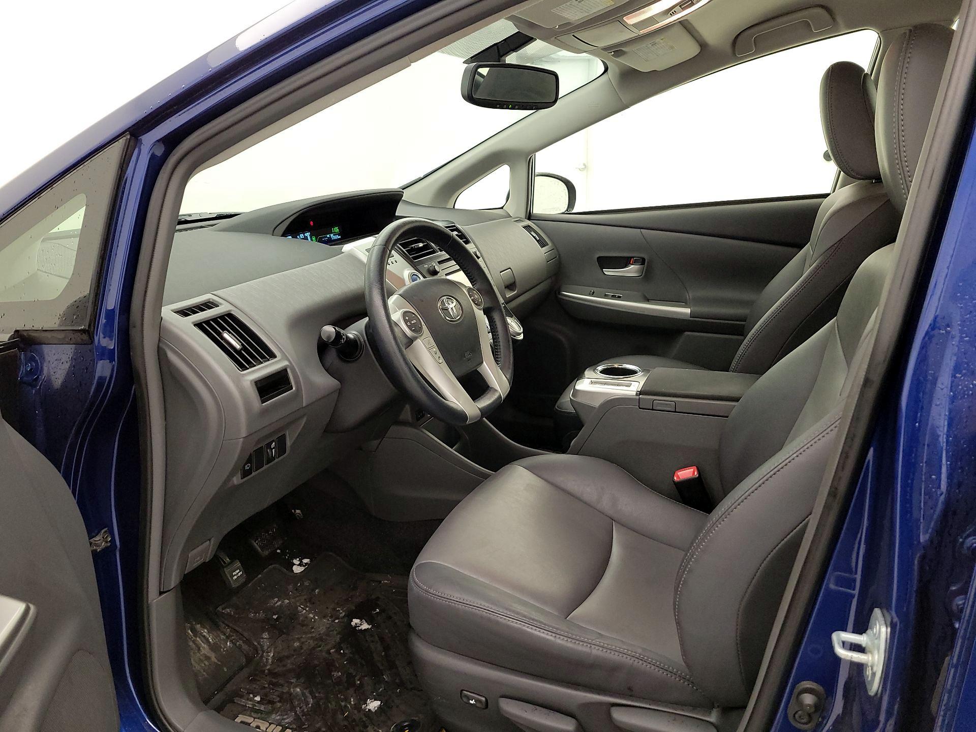 Thumbnail: 2014 Toyota Prius v - 11