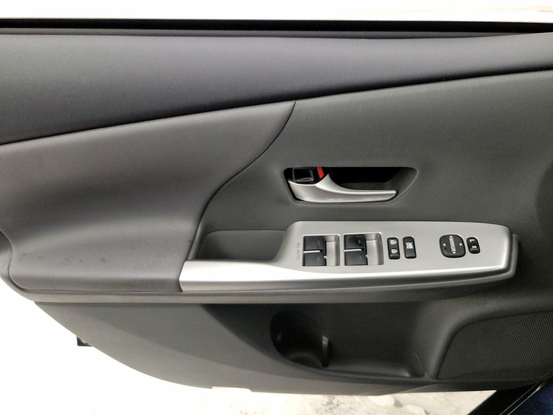 Thumbnail: 2014 Toyota Prius v - 12