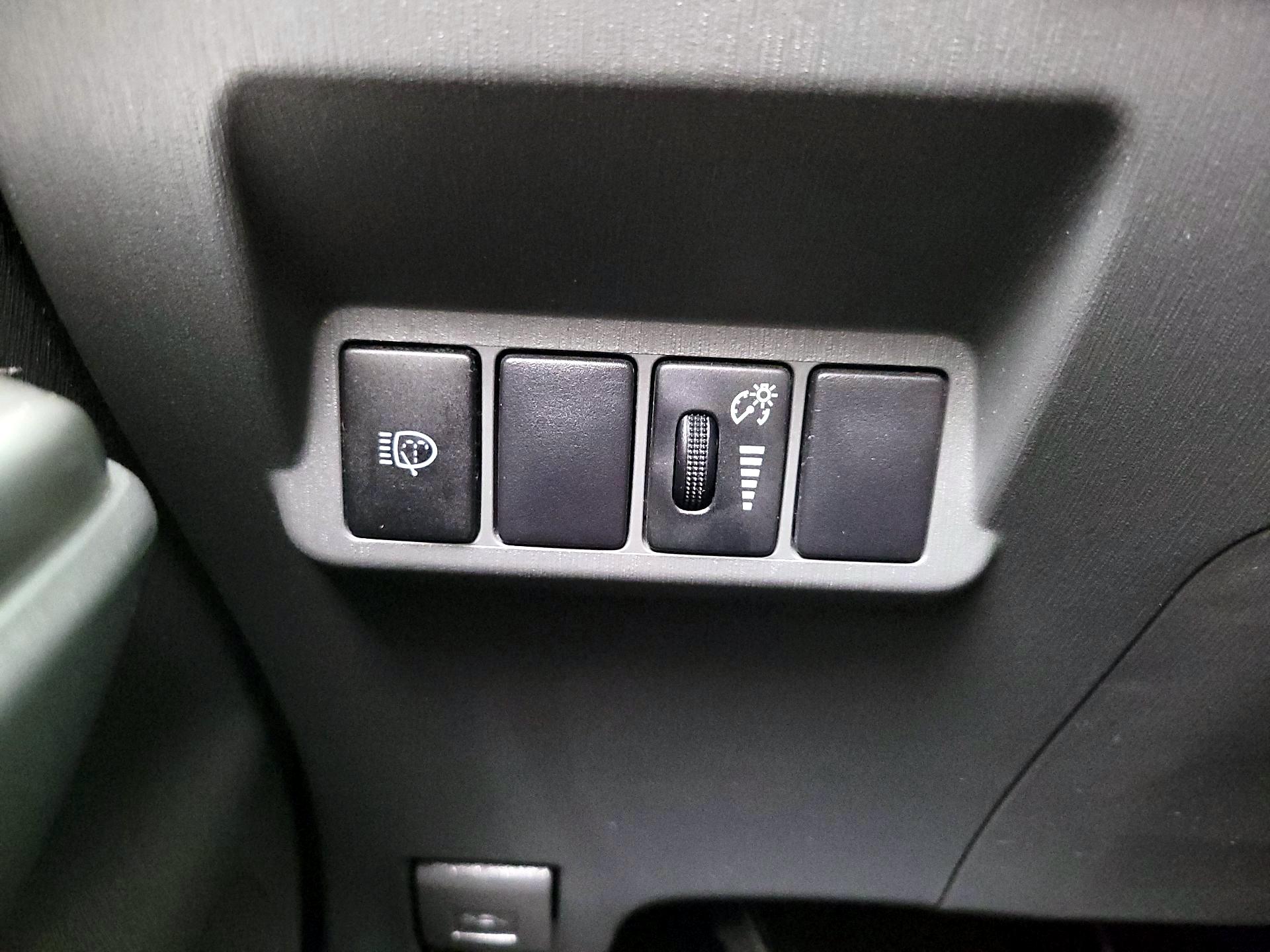 Thumbnail: 2014 Toyota Prius v - 13