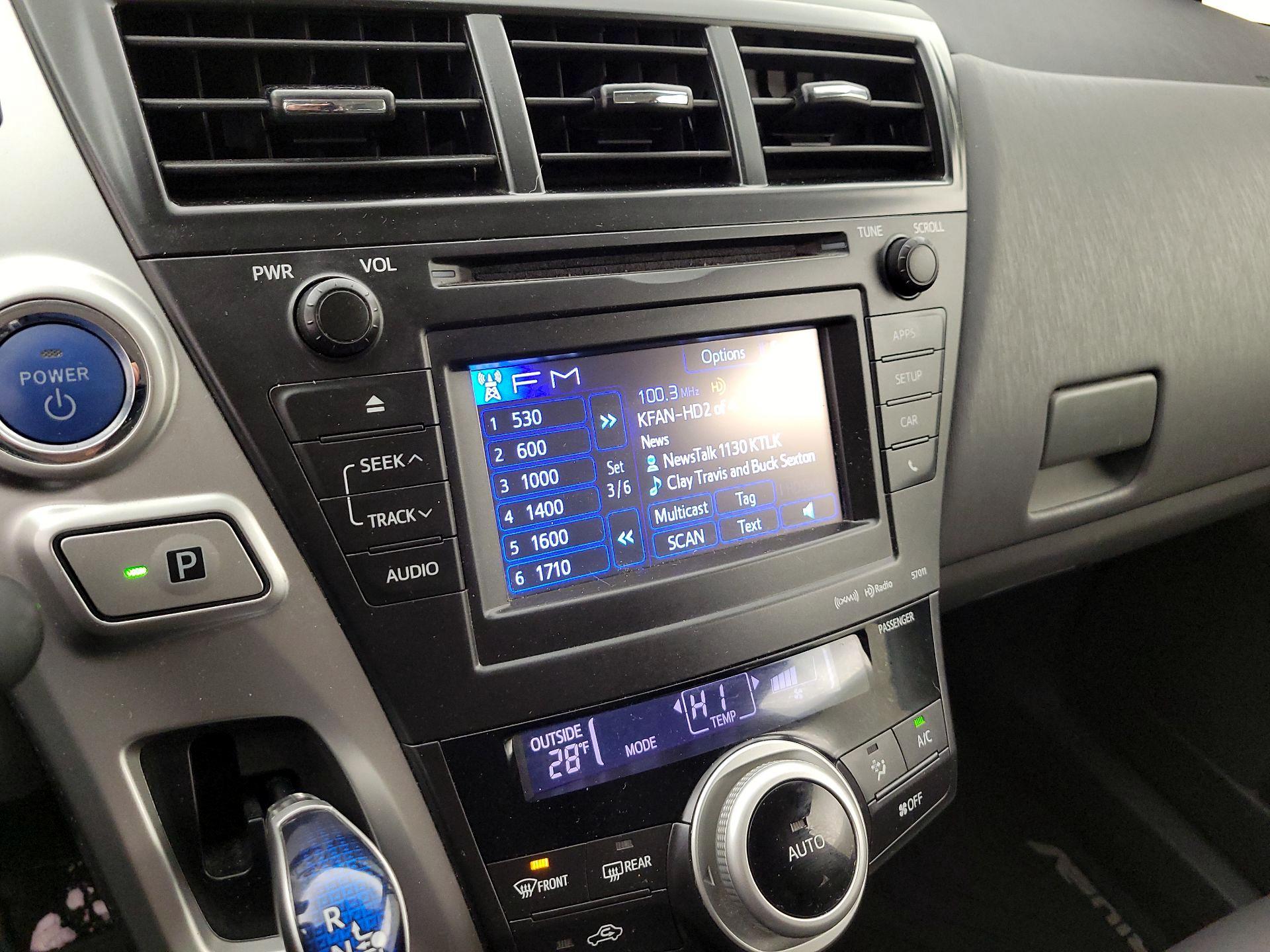 Thumbnail: 2014 Toyota Prius v - 15