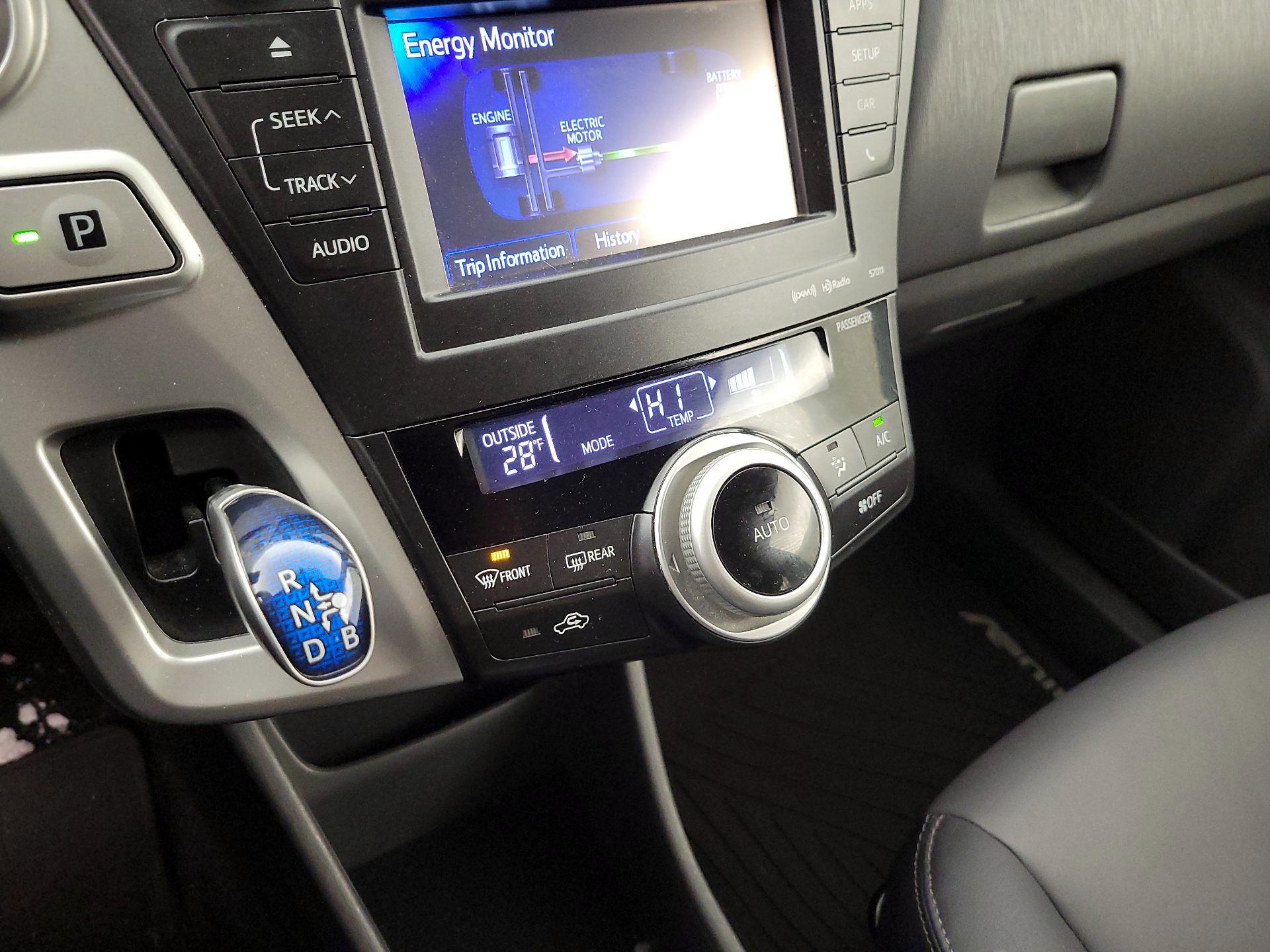 Thumbnail: 2014 Toyota Prius v - 16