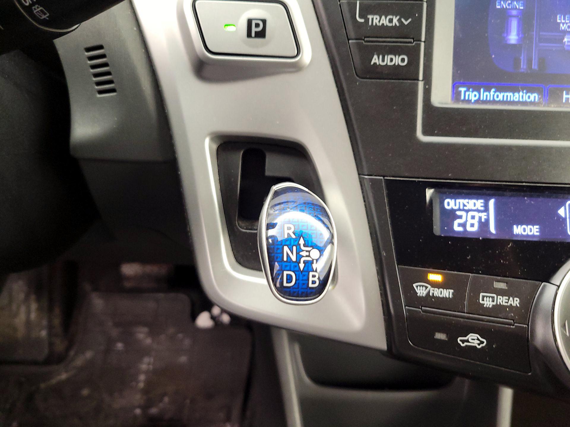 Thumbnail: 2014 Toyota Prius v - 17