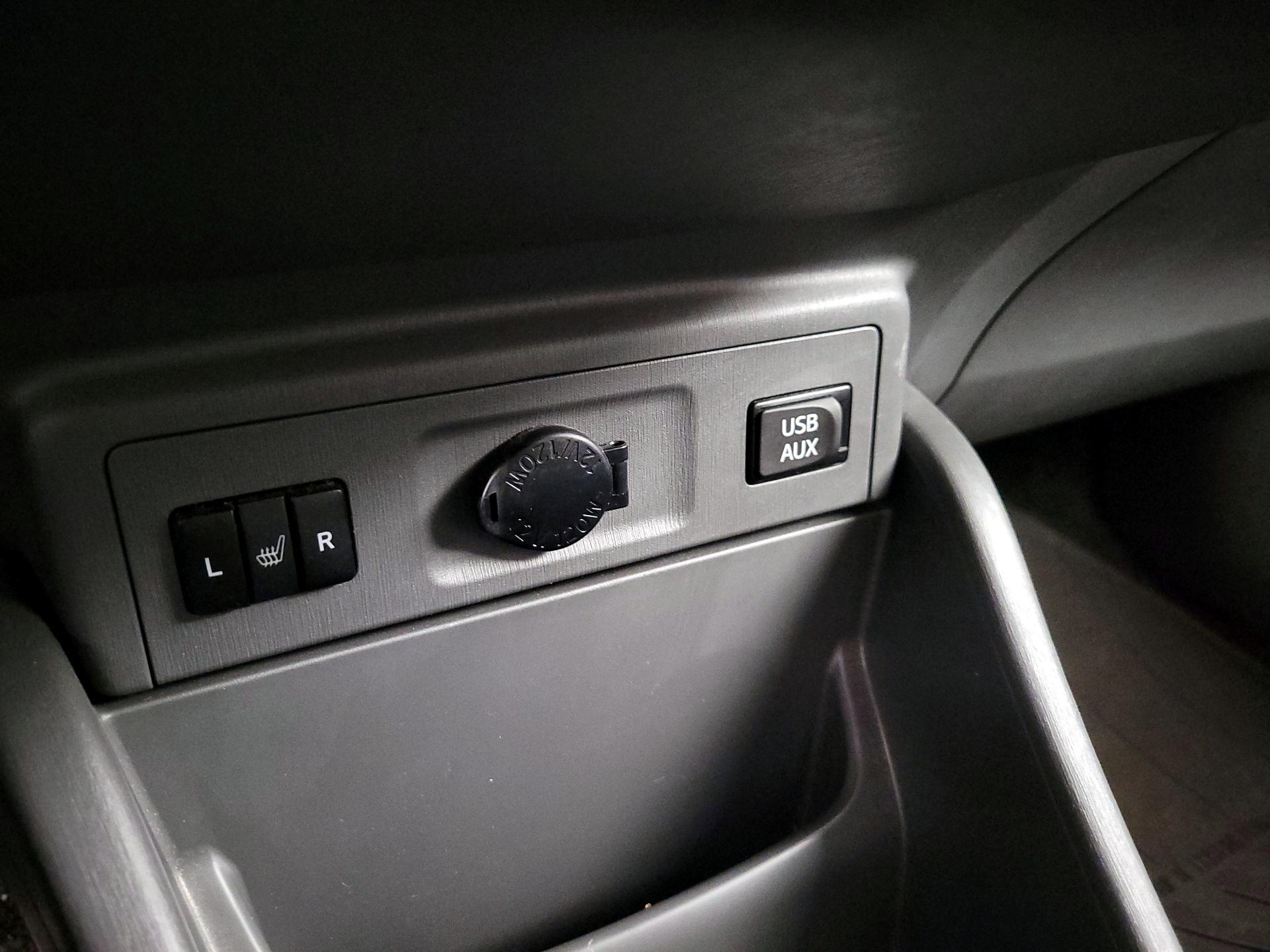 Thumbnail: 2014 Toyota Prius v - 18