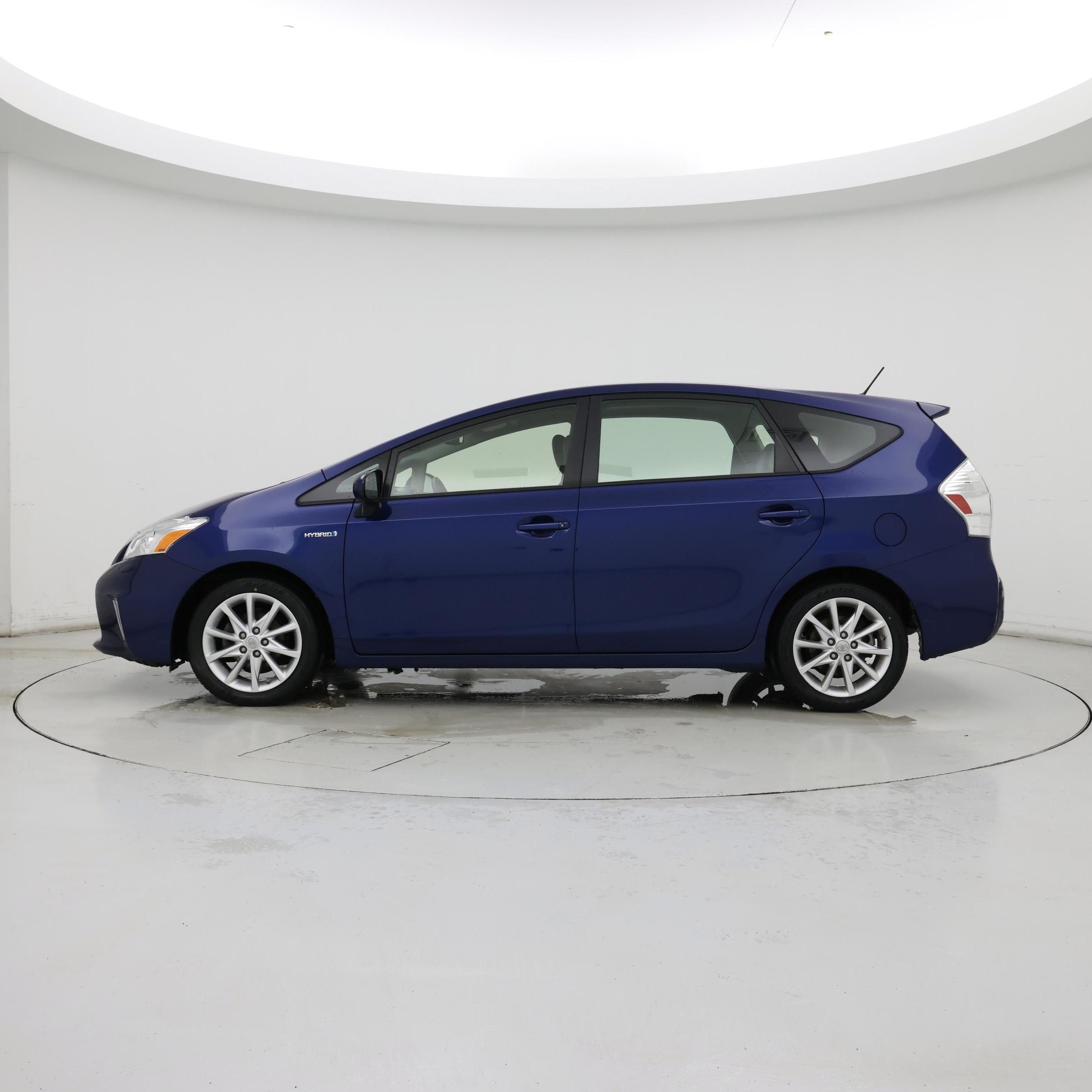 Thumbnail: 2014 Toyota Prius v - 3