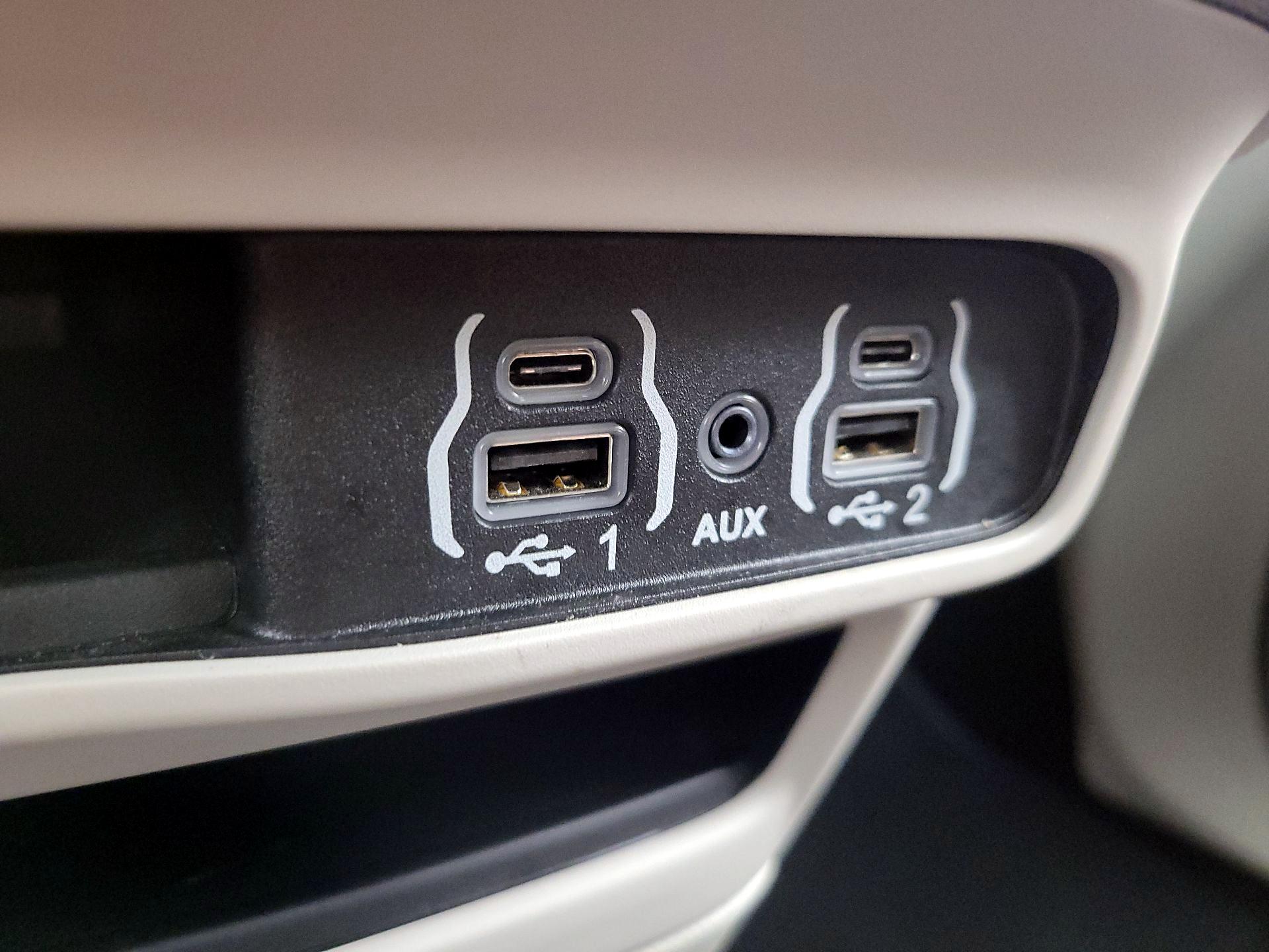 Thumbnail: 2023 Chrysler Pacifica - 18