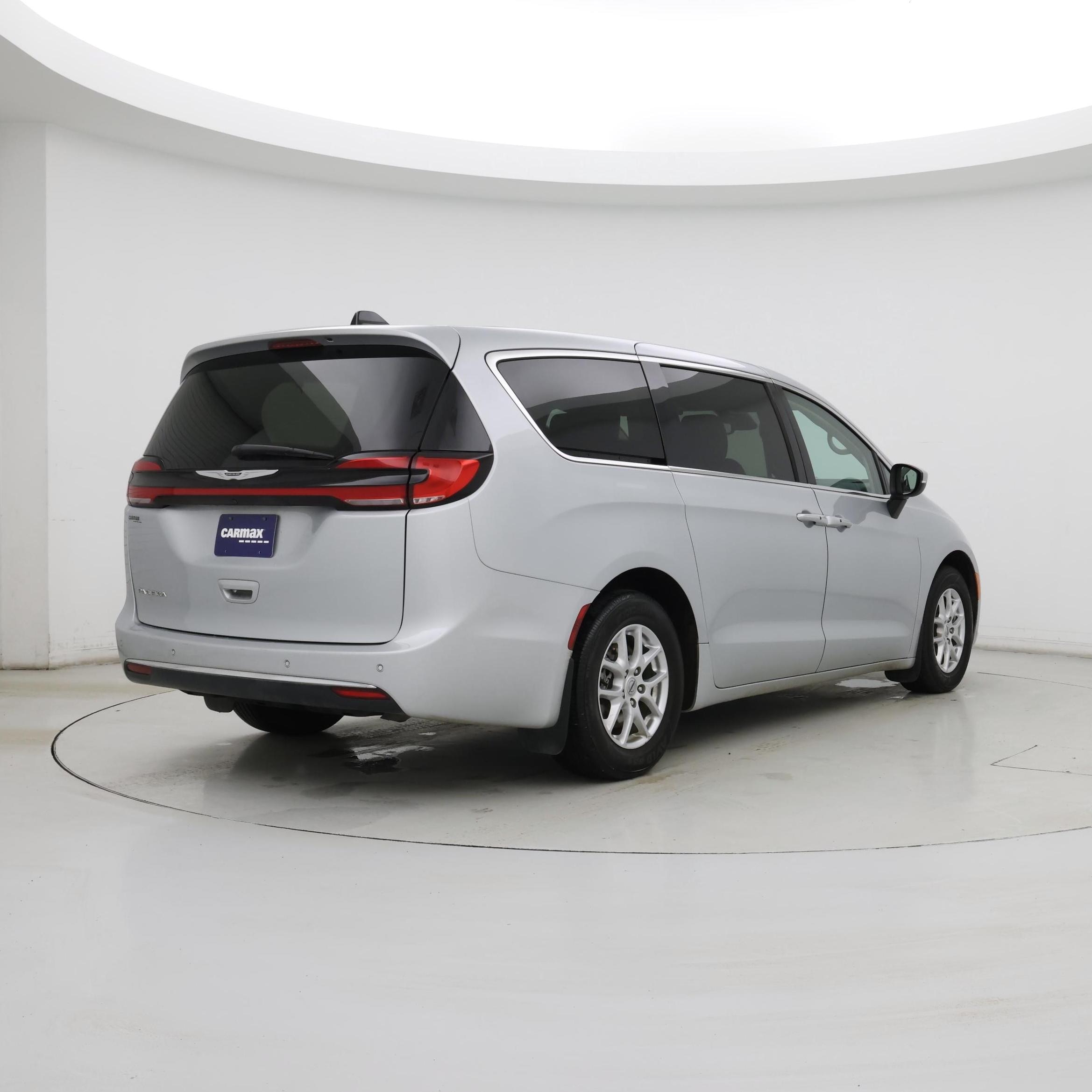 Thumbnail: 2023 Chrysler Pacifica - 8