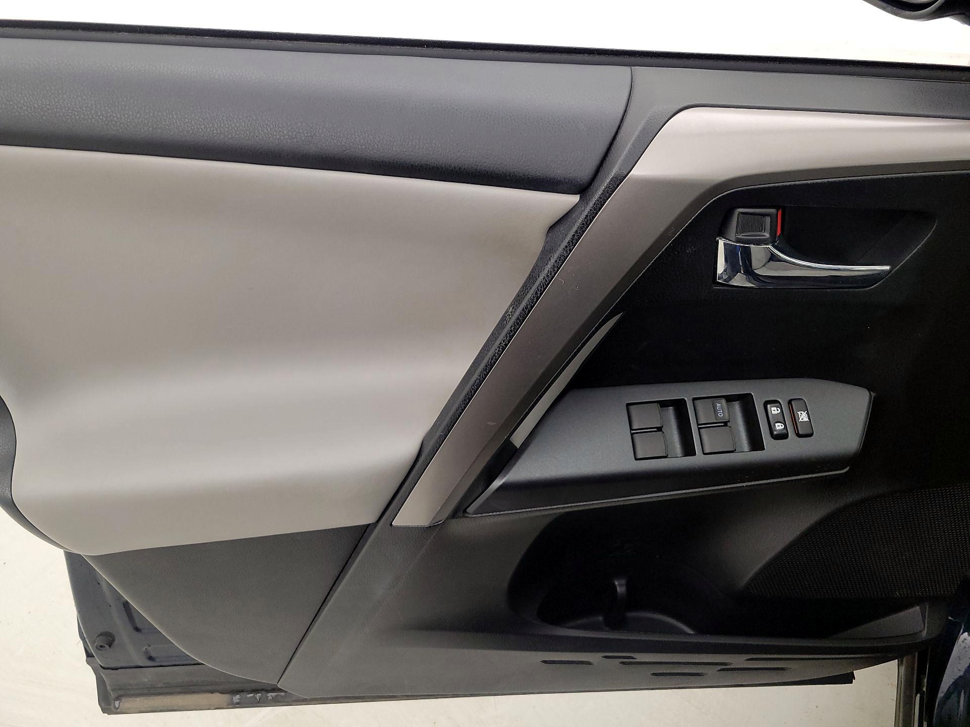 Thumbnail: 2018 Toyota RAV4 - 12