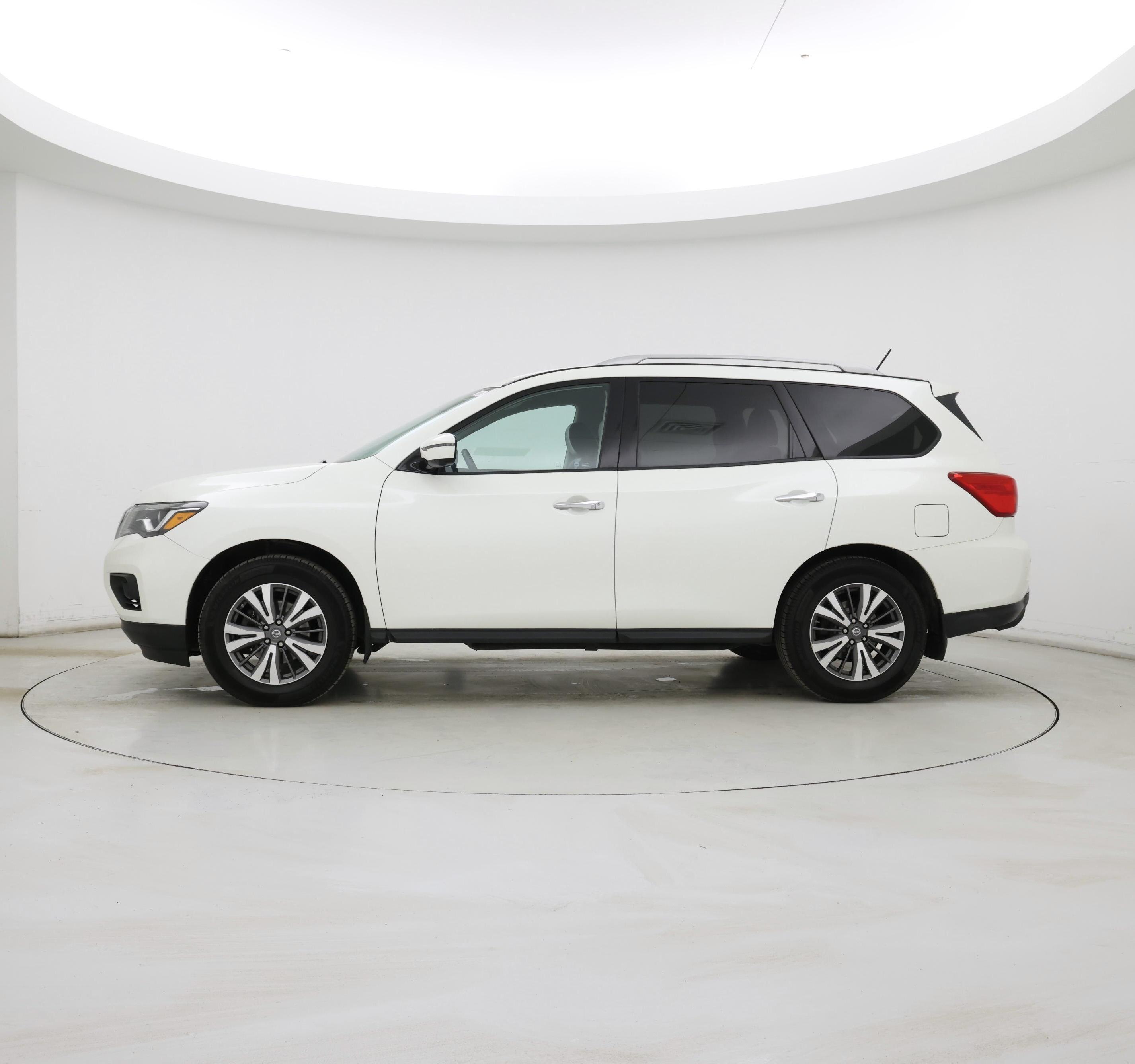 Thumbnail: 2017 Nissan Pathfinder - 3