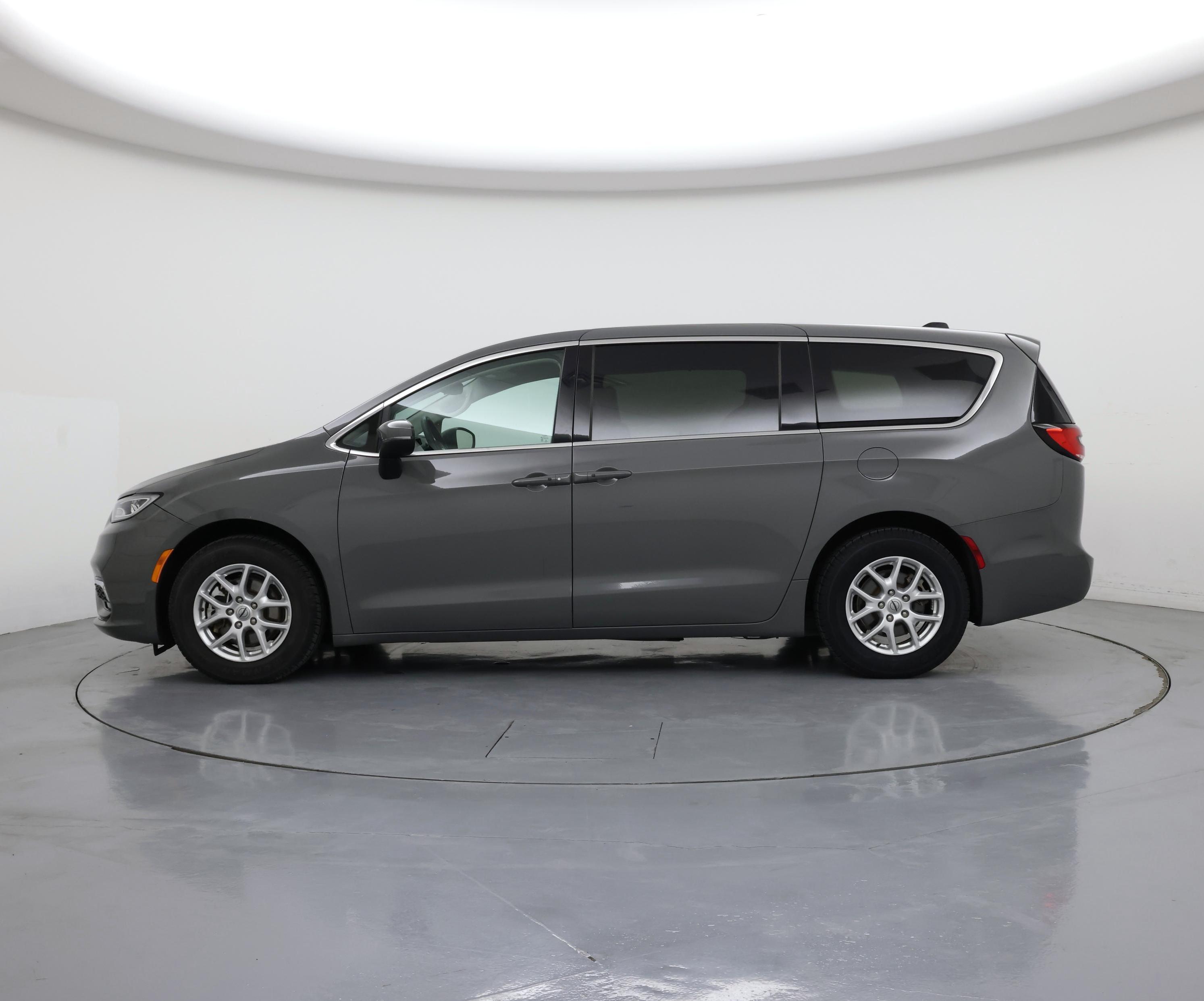 Thumbnail: 2023 Chrysler Pacifica - 3