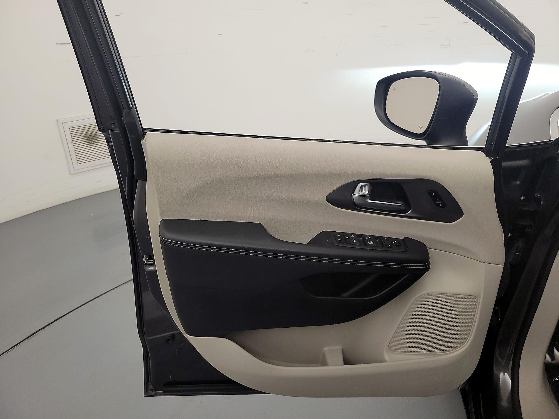 Thumbnail: 2023 Chrysler Pacifica - 12