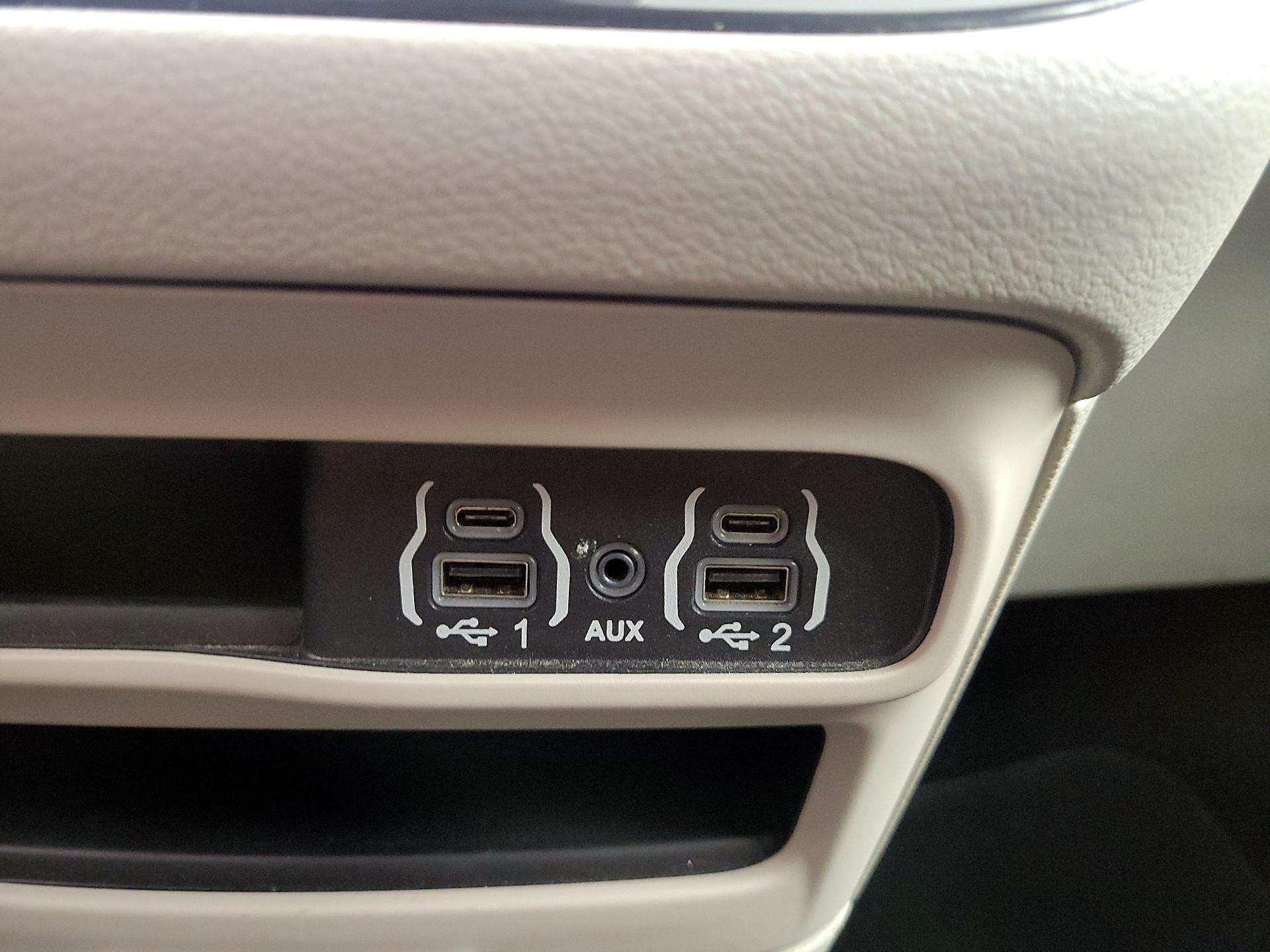 Thumbnail: 2023 Chrysler Pacifica - 18