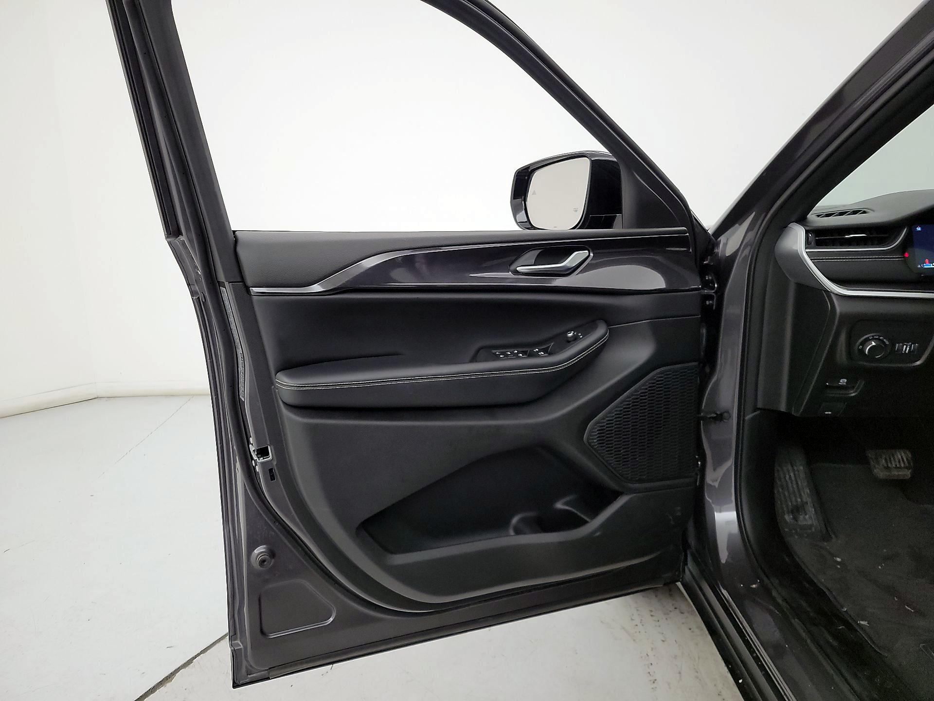 Thumbnail: 2023 Jeep Grand Cherokee - 12