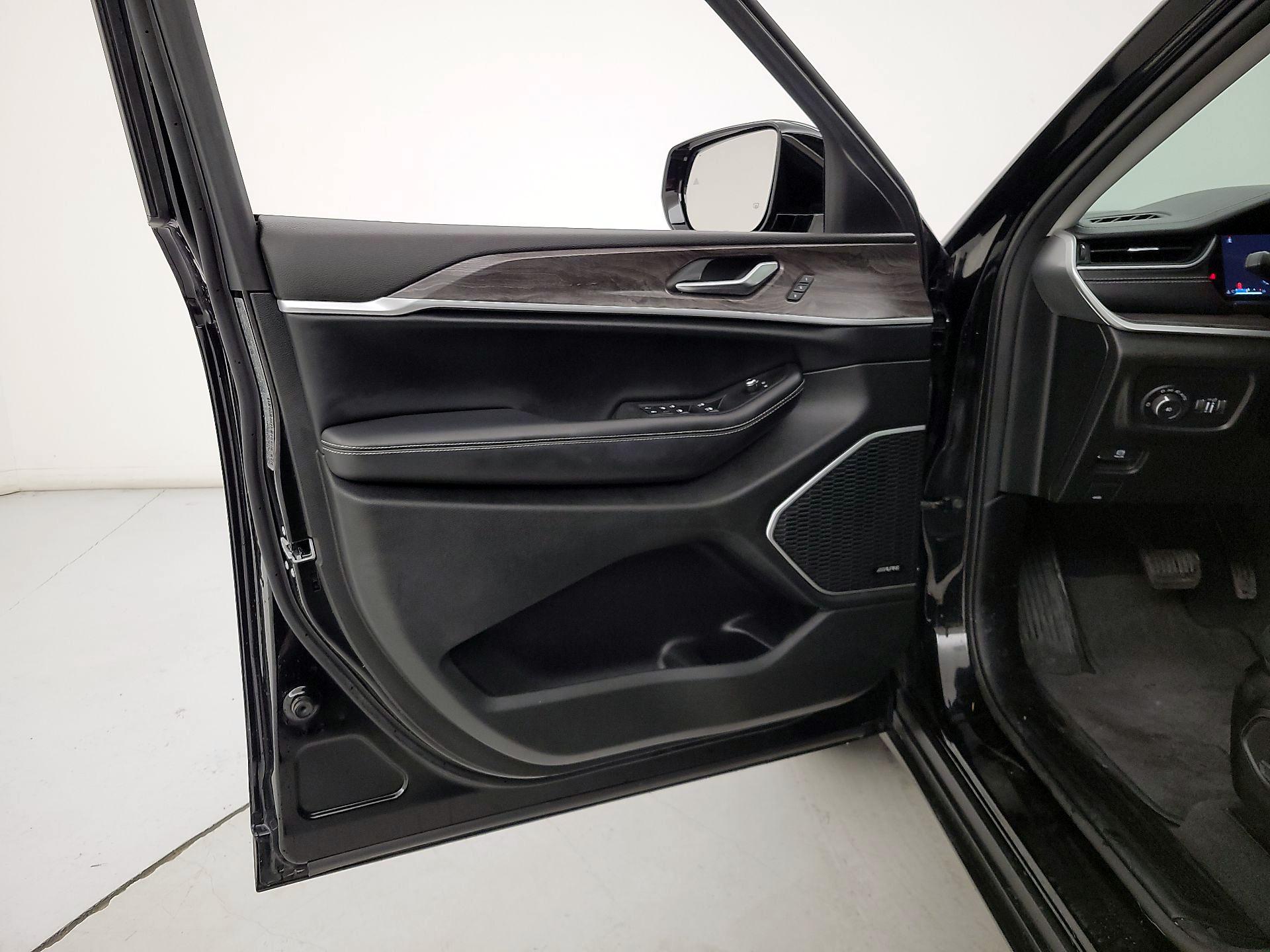 Thumbnail: 2022 Jeep Grand Cherokee - 12