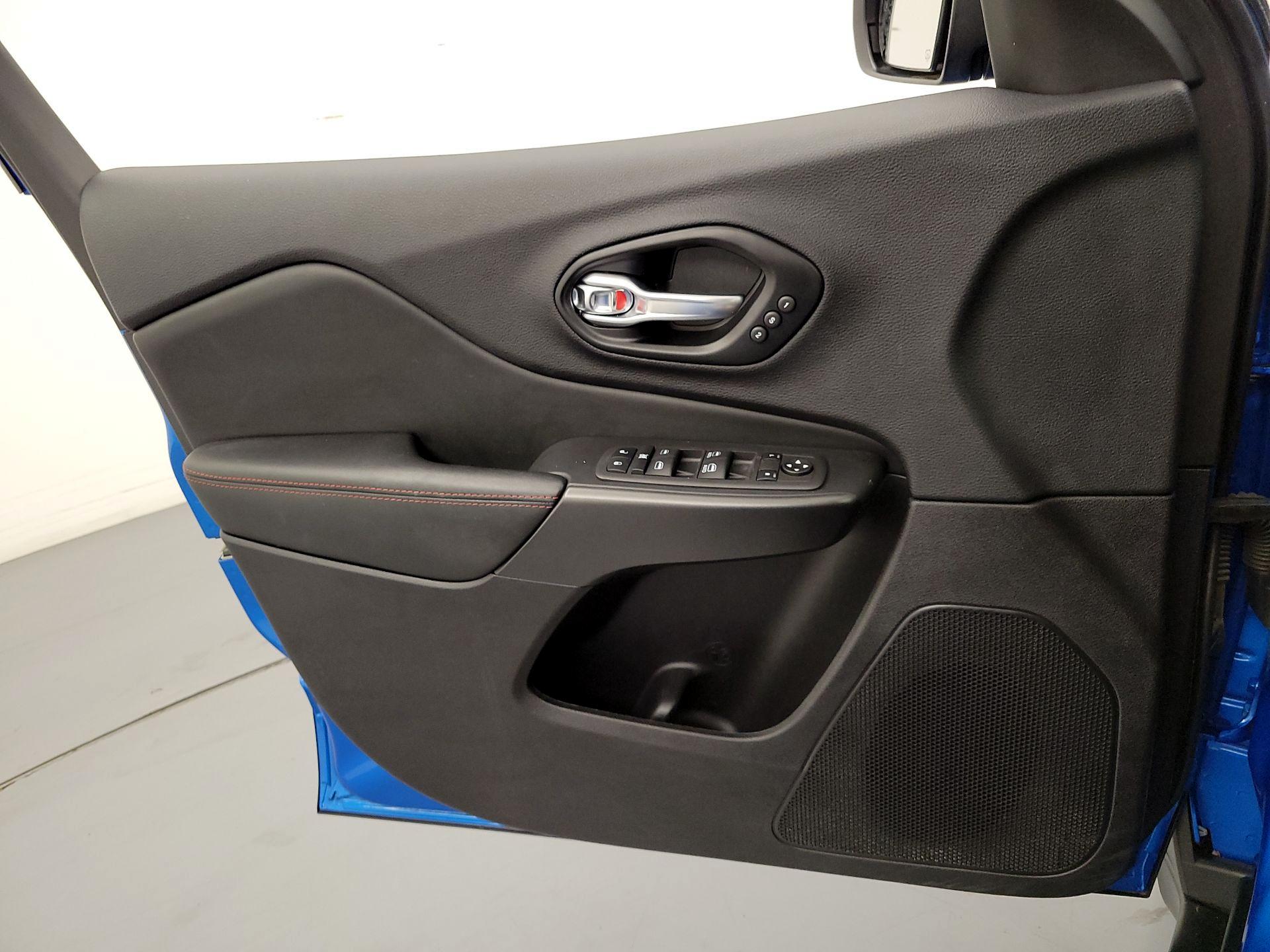 Thumbnail: 2022 Jeep Cherokee - 12