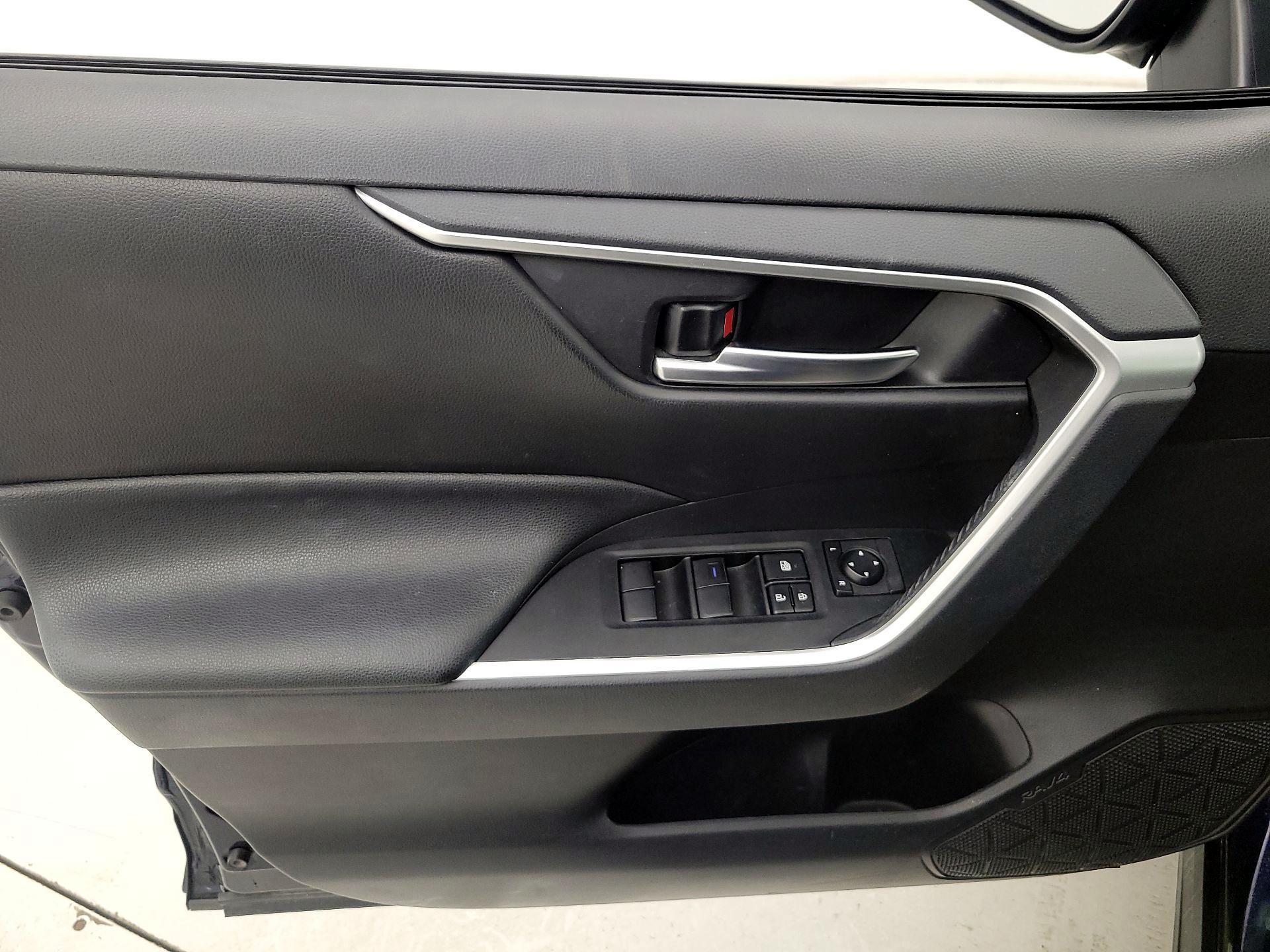 Thumbnail: 2019 Toyota RAV4 - 12