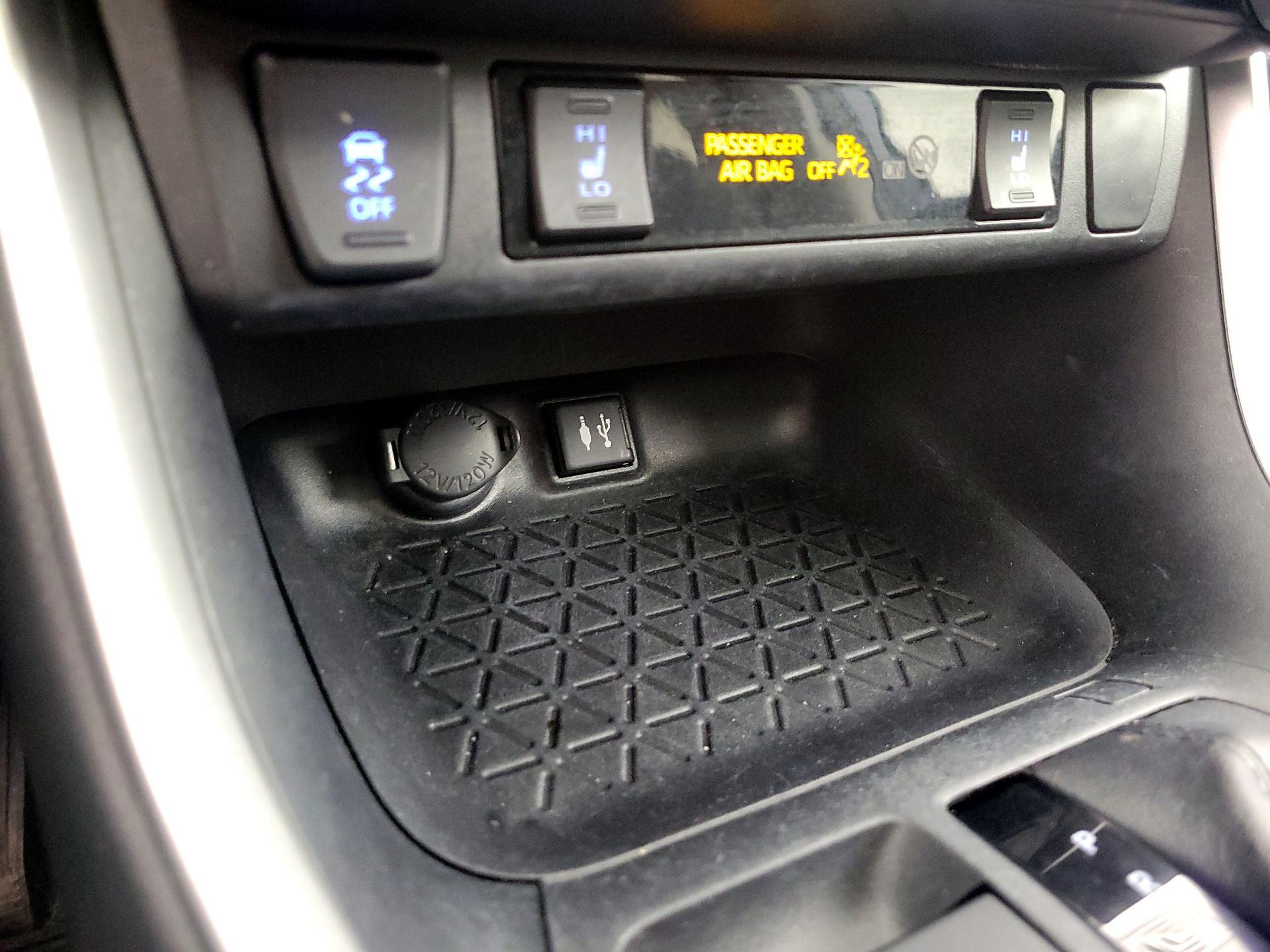 Thumbnail: 2019 Toyota RAV4 - 19