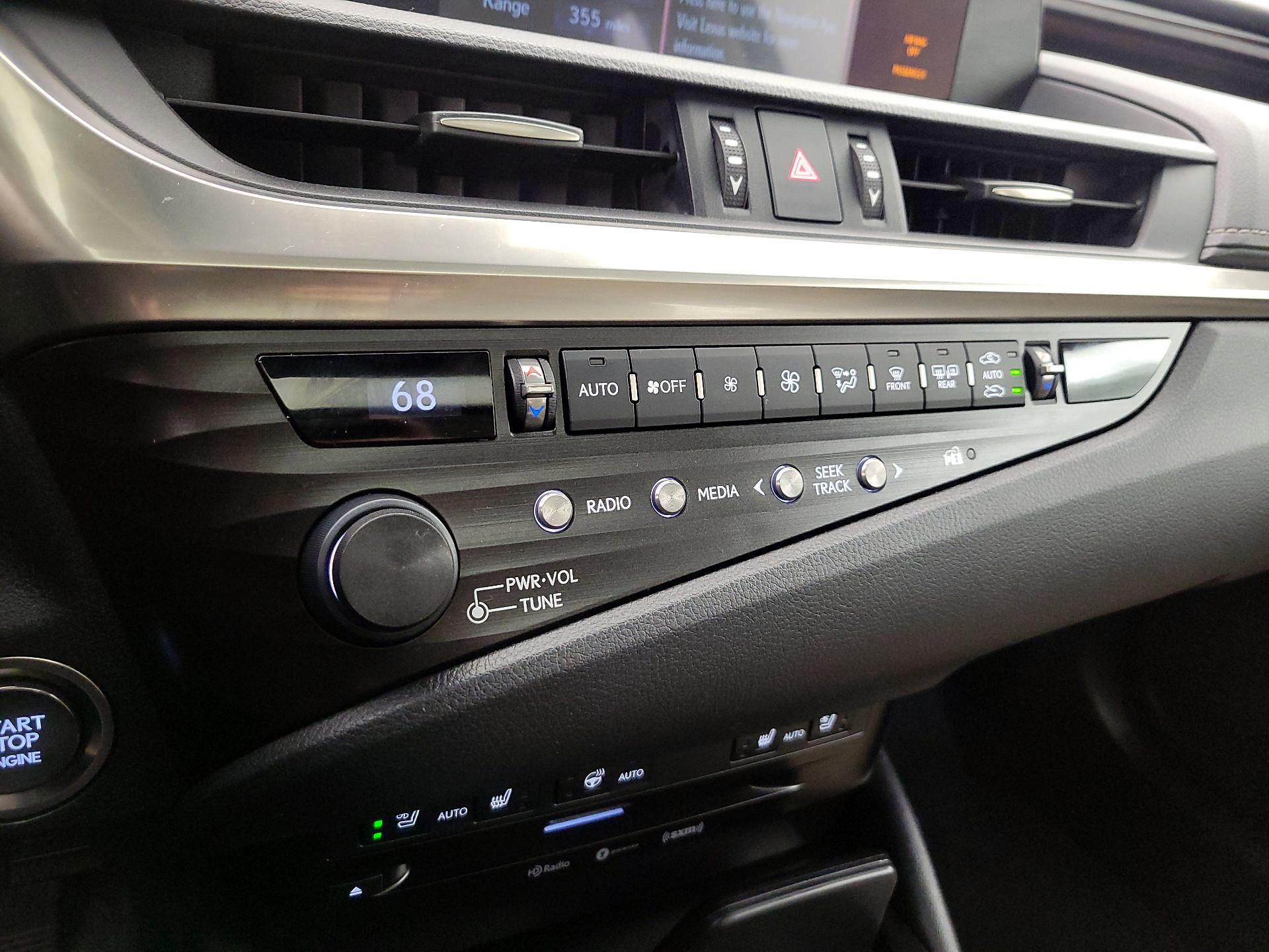 Thumbnail: 2020 Lexus ES - 16