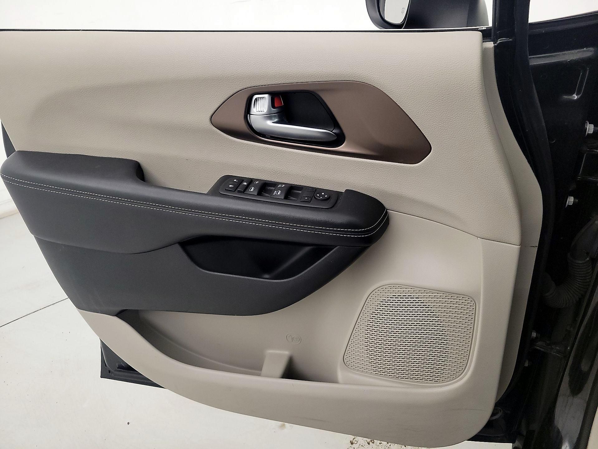 Thumbnail: 2023 Chrysler Voyager - 12