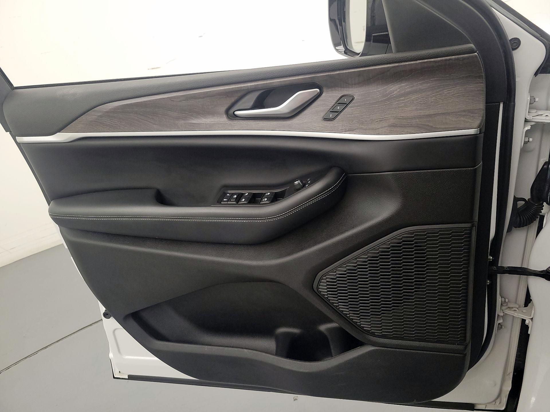 Thumbnail: 2023 Jeep Grand Cherokee - 12