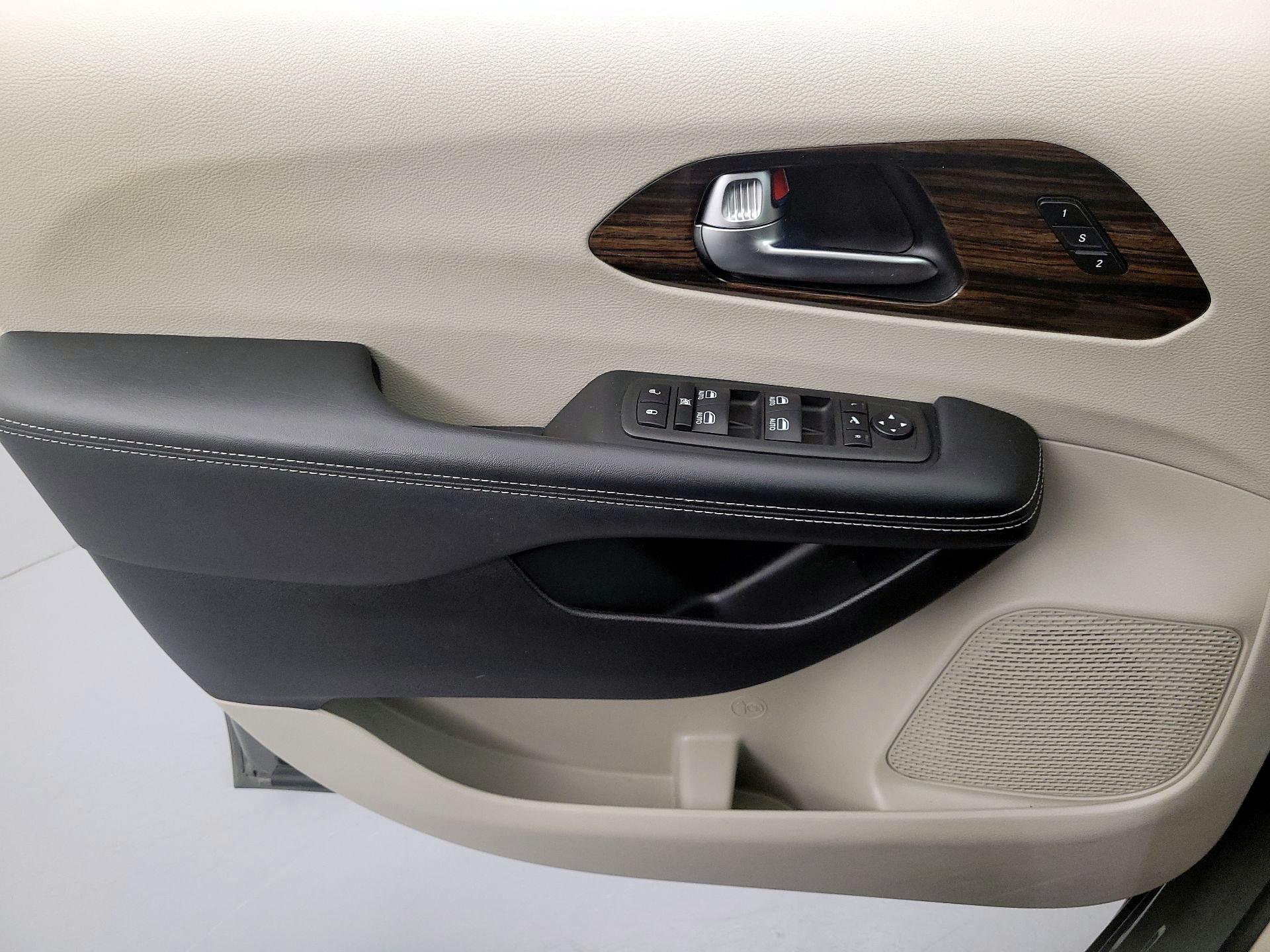 Thumbnail: 2023 Chrysler Pacifica - 12