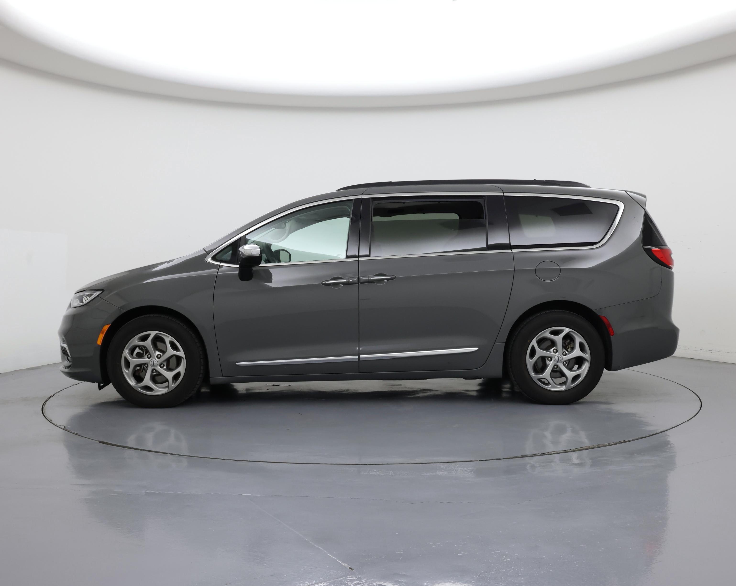 Thumbnail: 2023 Chrysler Pacifica - 3