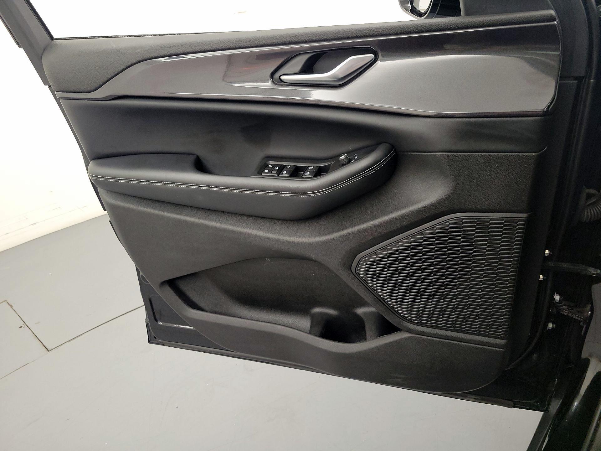 Thumbnail: 2023 Jeep Grand Cherokee - 12