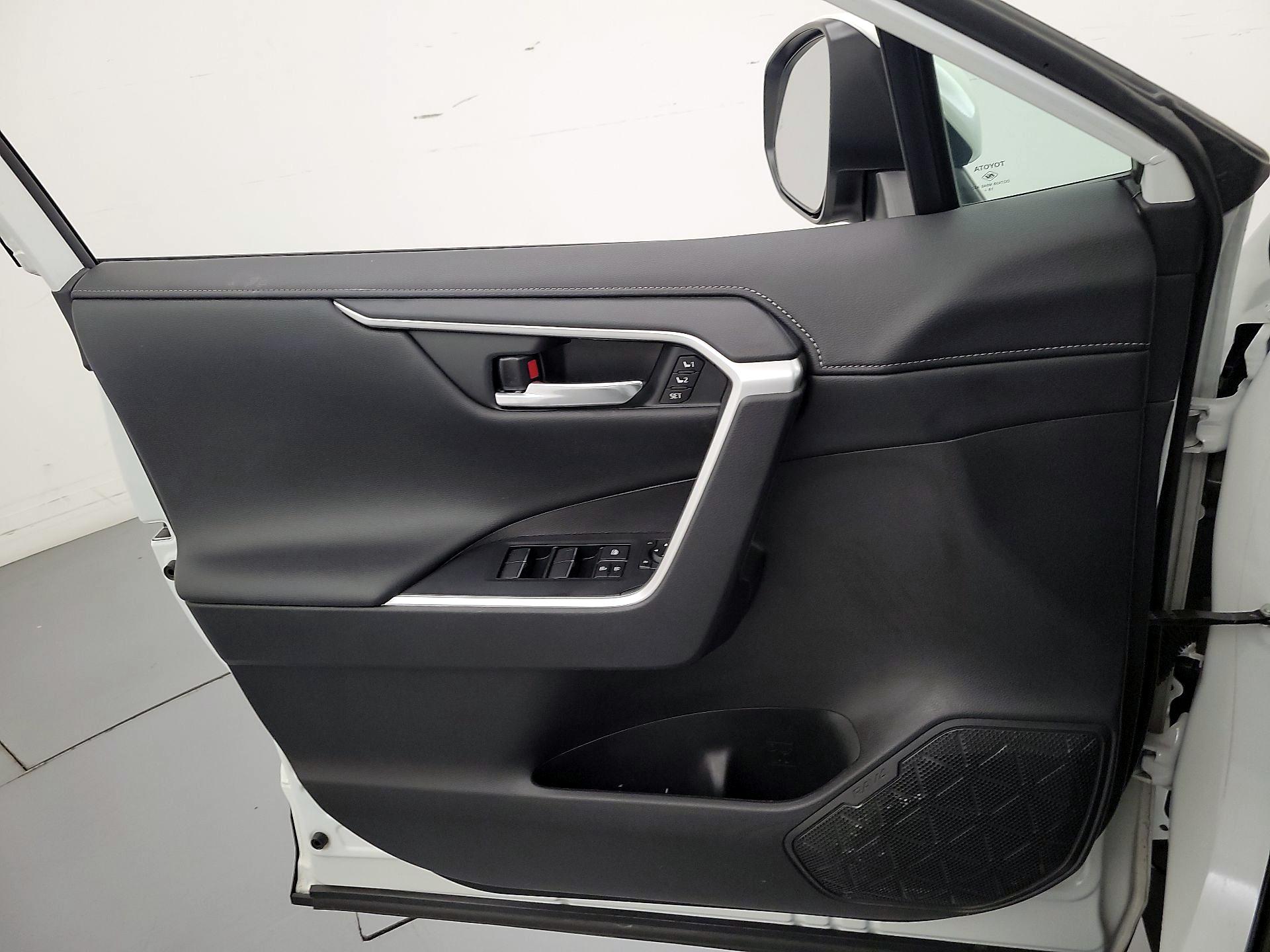 Thumbnail: 2020 Toyota RAV4 - 12