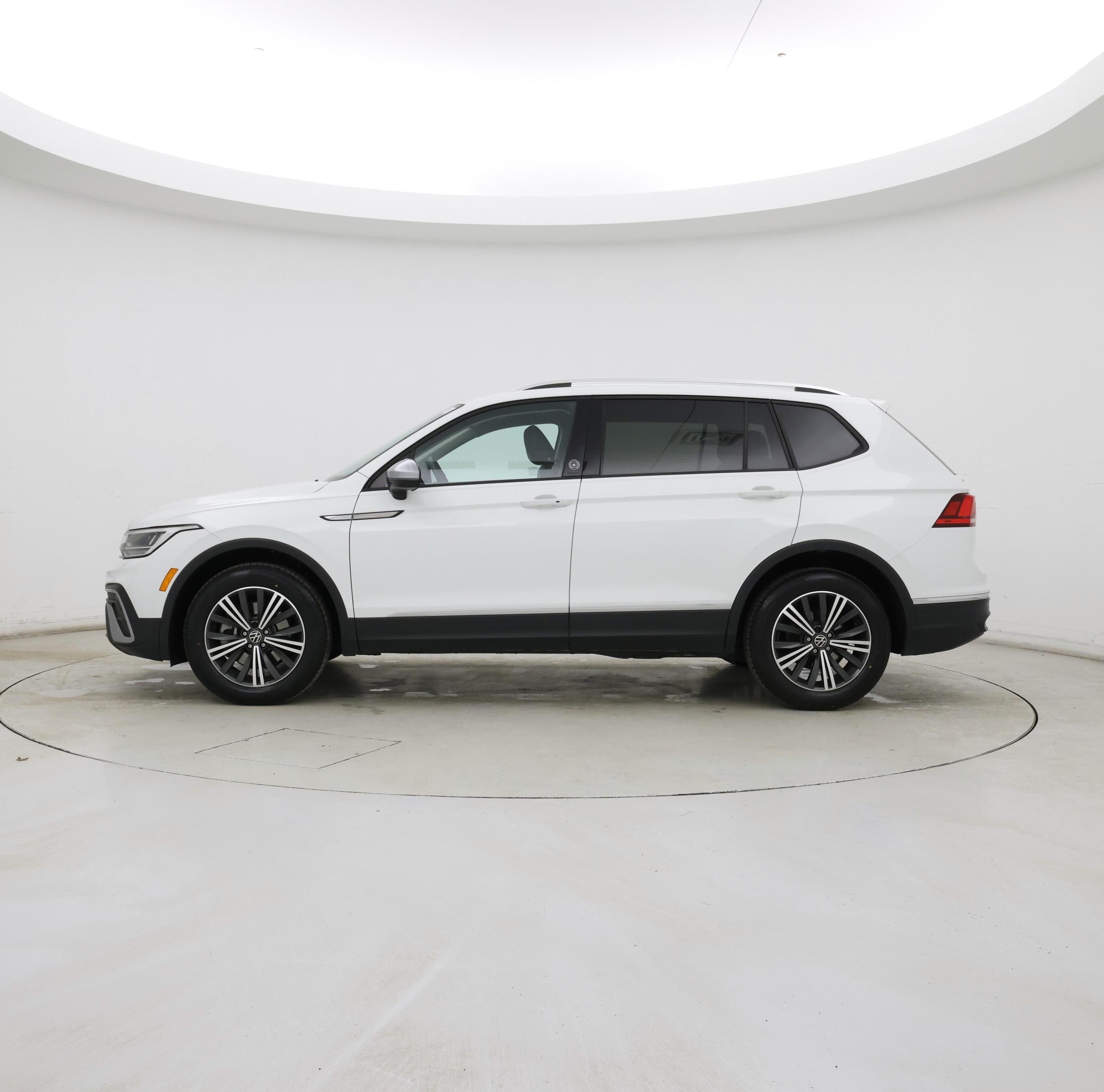 Thumbnail: 2024 Volkswagen Tiguan - 3