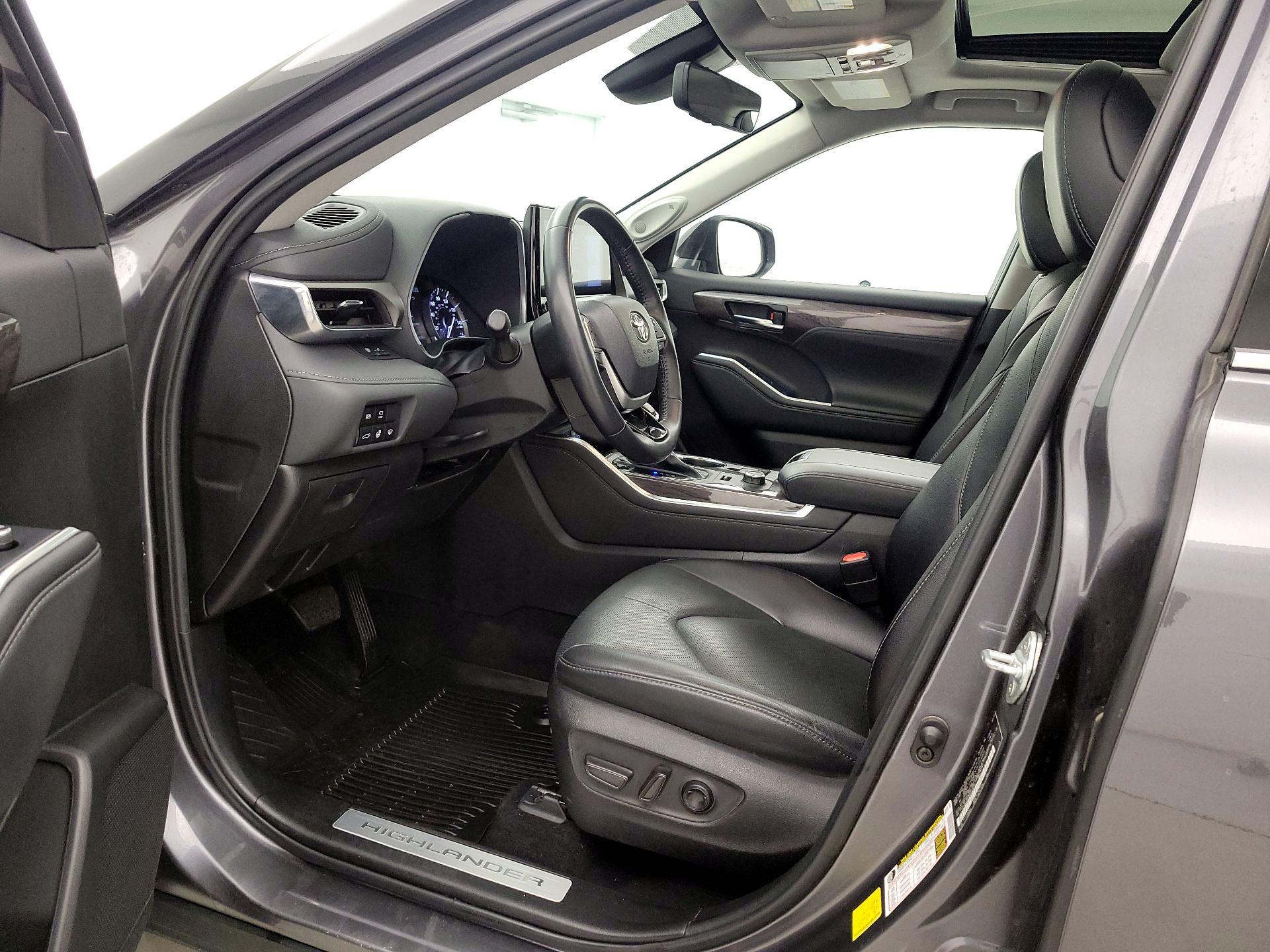 Thumbnail: 2022 Toyota Highlander - 11