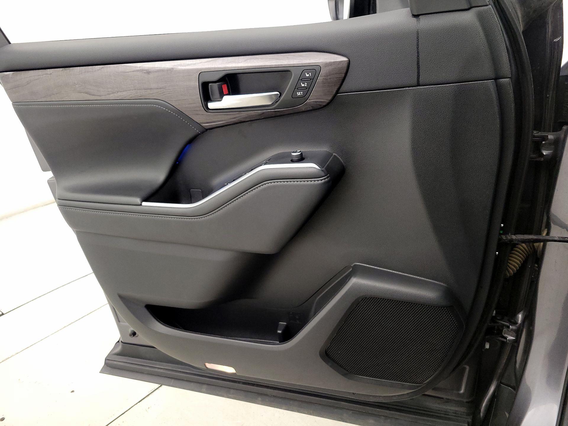 Thumbnail: 2022 Toyota Highlander - 12