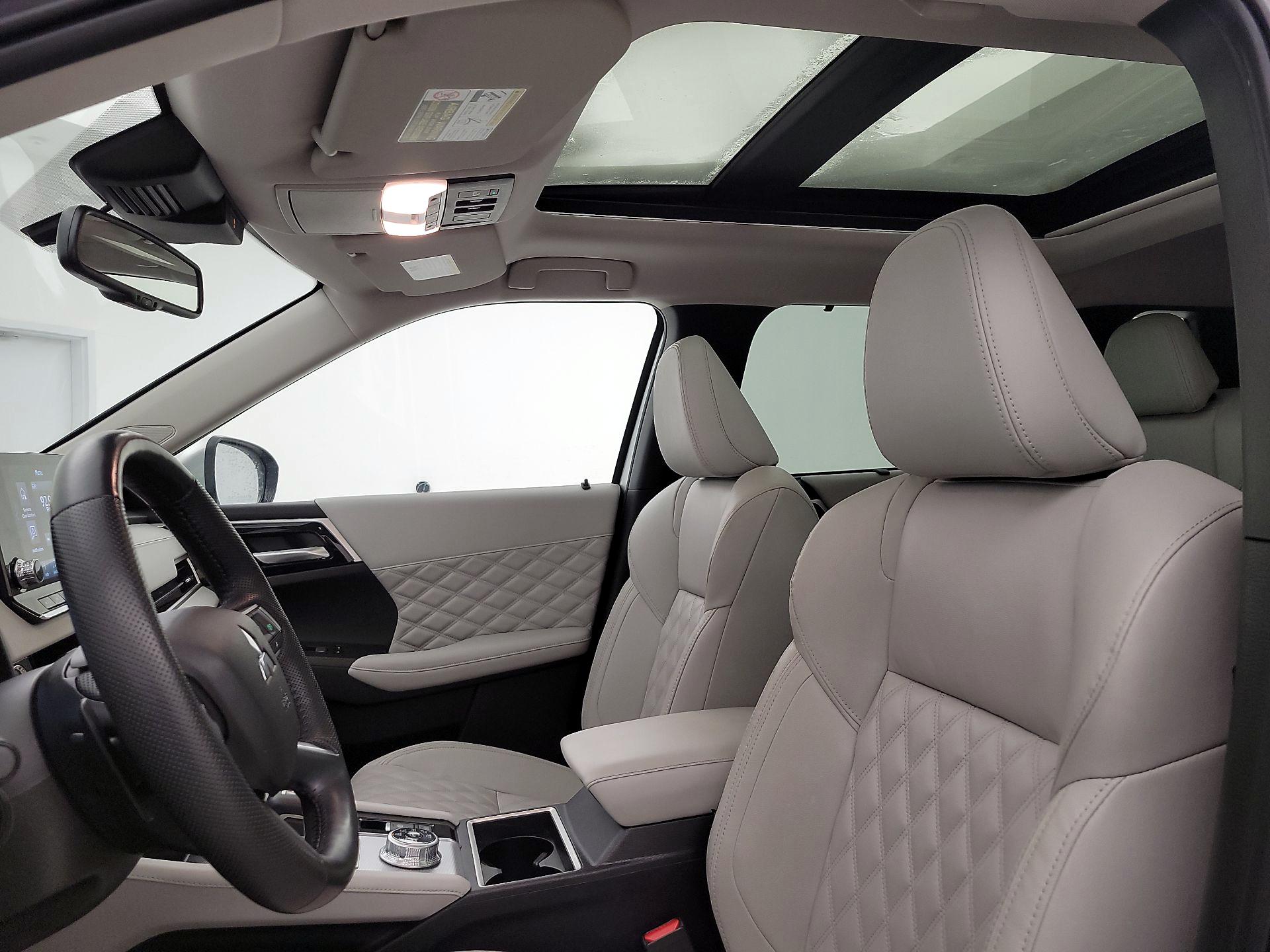 Thumbnail: 2023 Mitsubishi Outlander - 20