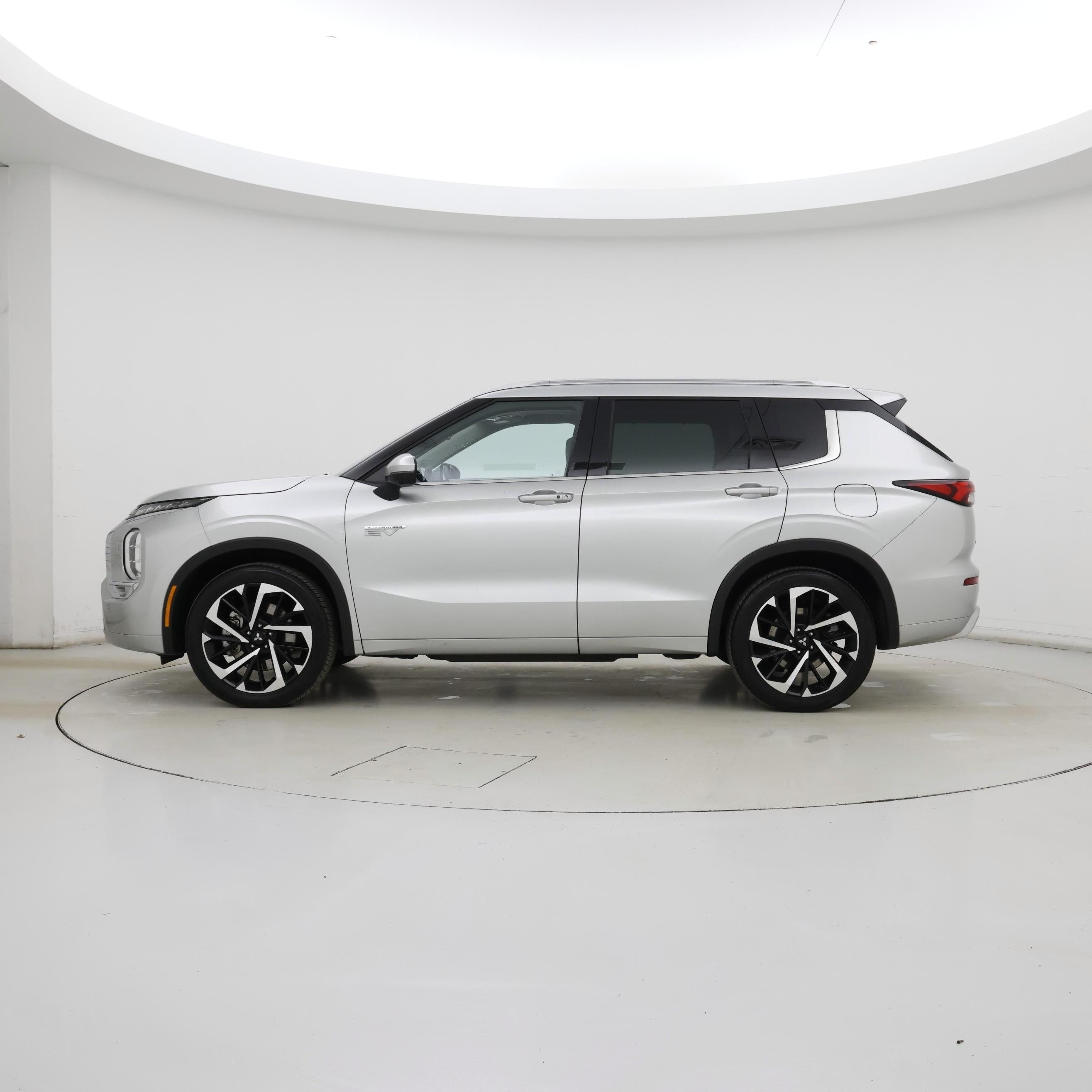 Thumbnail: 2023 Mitsubishi Outlander - 3