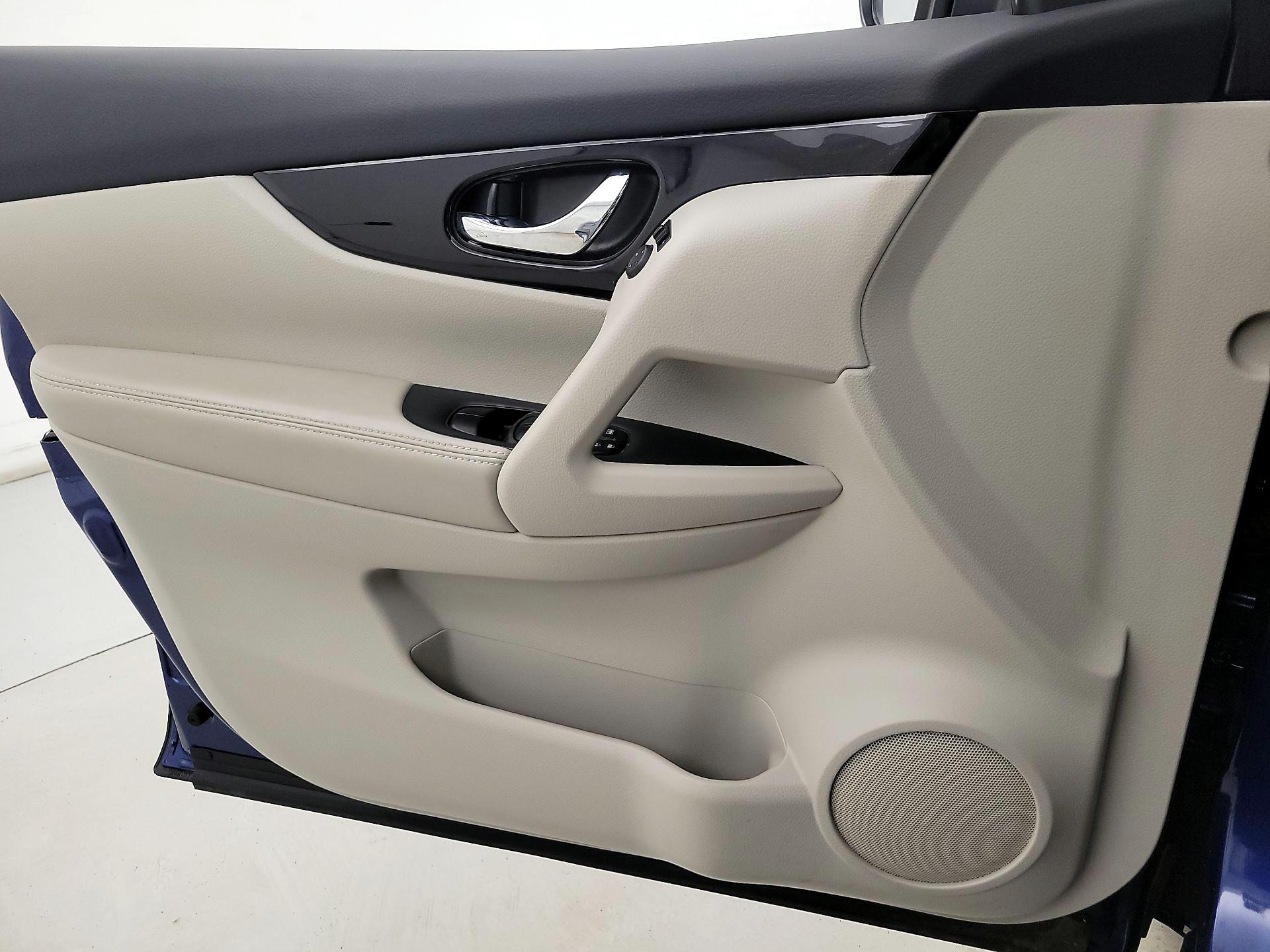 Thumbnail: 2019 Nissan Rogue Sport - 12