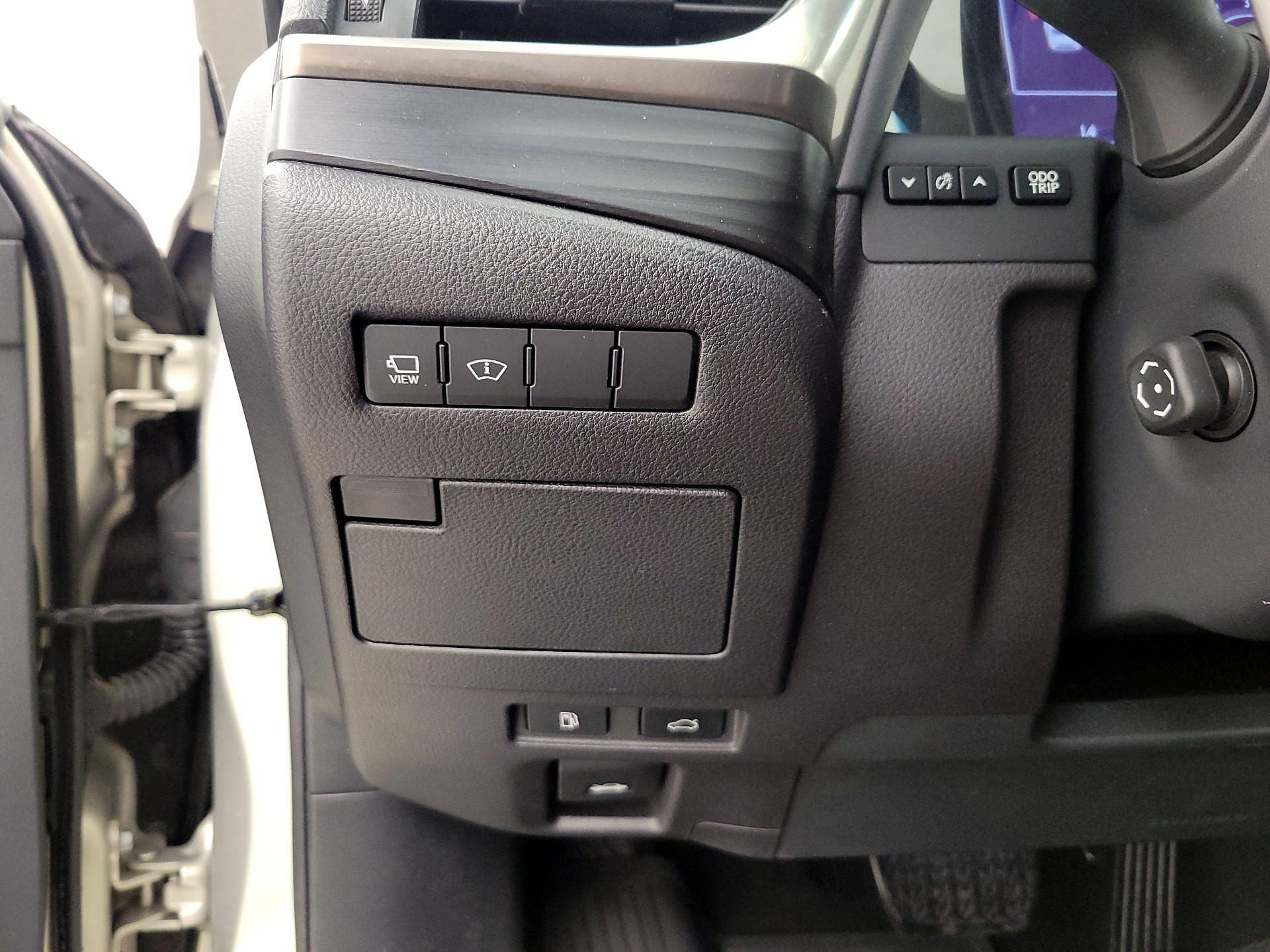 Thumbnail: 2020 Lexus ES - 13