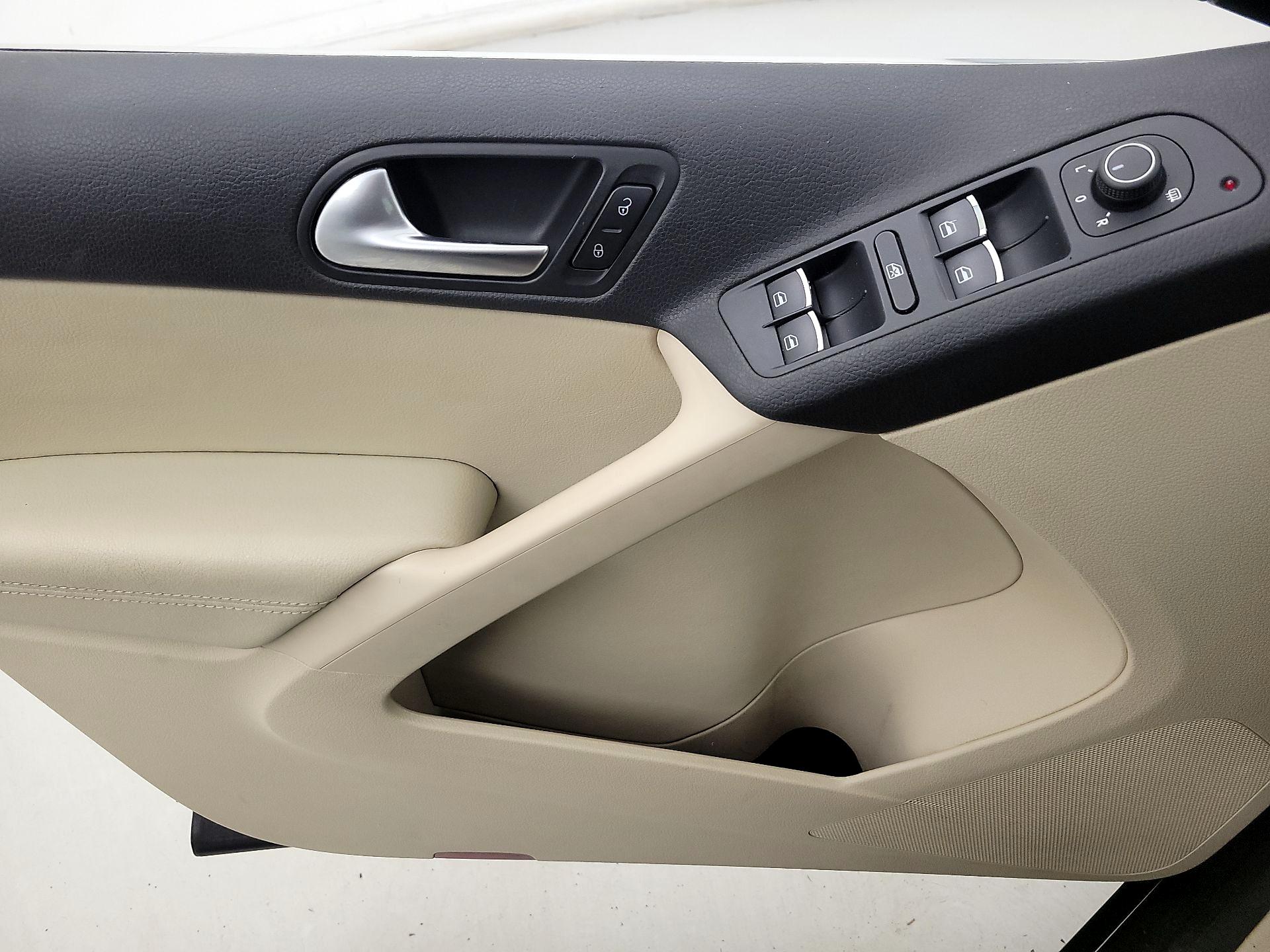 Thumbnail: 2017 Volkswagen Tiguan - 12